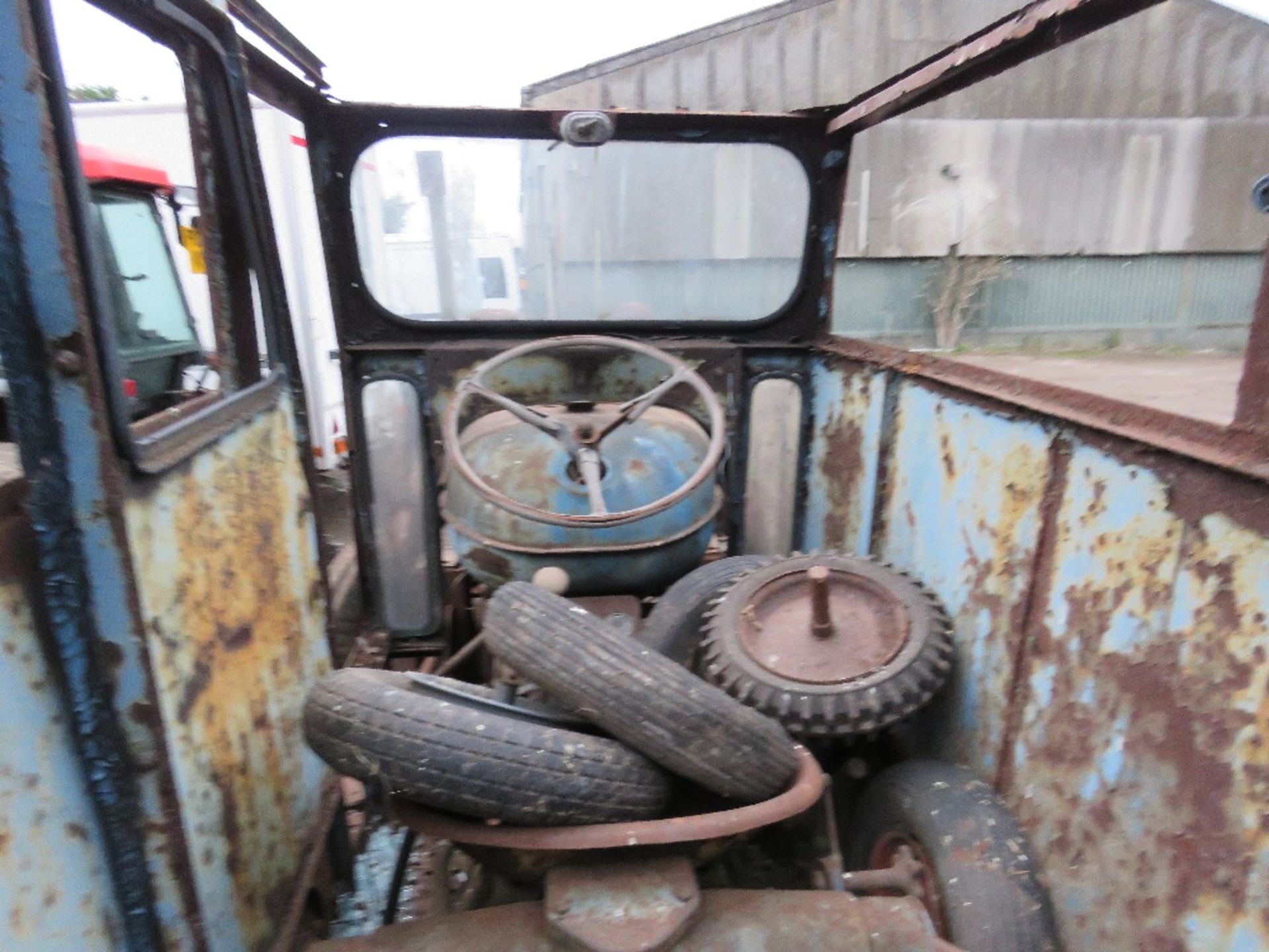 FORDSON POWER MAJOR TRACTOR WITH LOADER. NO LOG BOOK. BEEN STANDING FOR MANY YEARS. UNTESTED. THIS L - Image 3 of 10