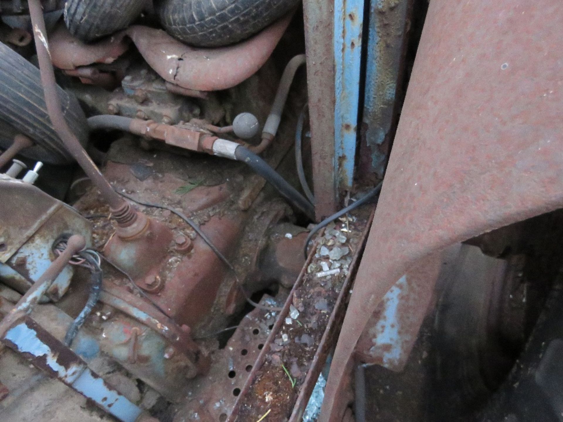 FORDSON POWER MAJOR TRACTOR WITH LOADER. NO LOG BOOK. BEEN STANDING FOR MANY YEARS. UNTESTED. THIS L - Image 5 of 10