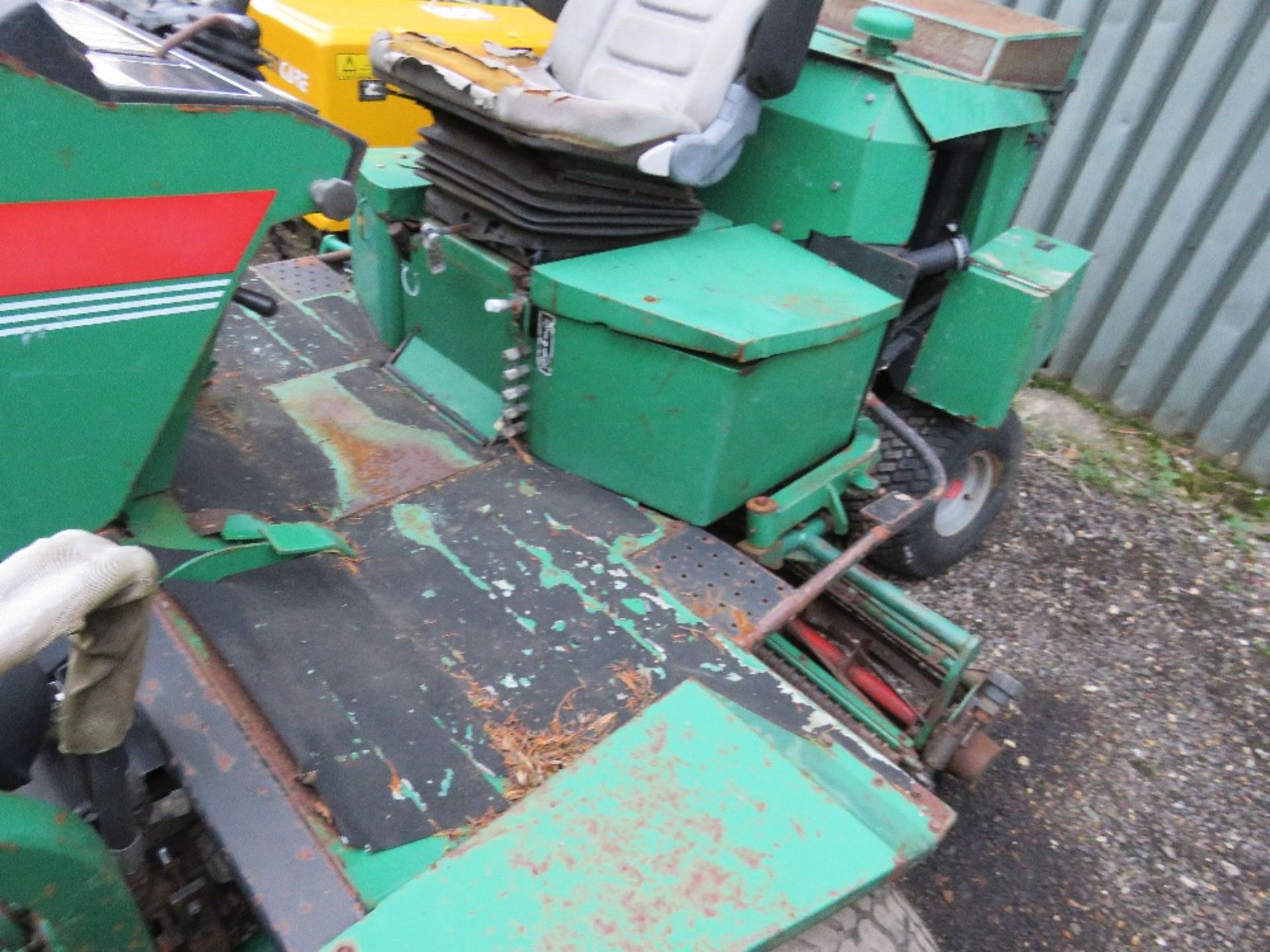 RANSOMES 5 GANG FAIRWAY 300 MOWER. KUBOTA 4 CYLINDER DIESEL ENGINE. - Image 4 of 8