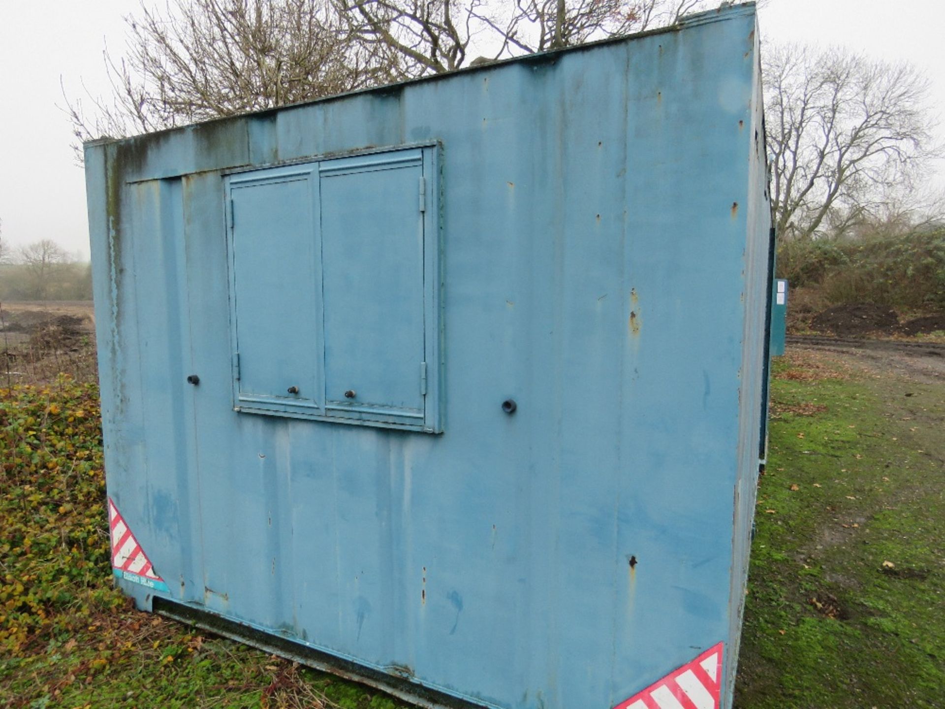 SECURE PORTABLE SITE OFFICE, 32FT X 10FT WITH 2 X MID DOORS, WINDOWS WITH SHUTTERS. NO KEYS/HANDLES - Image 2 of 7