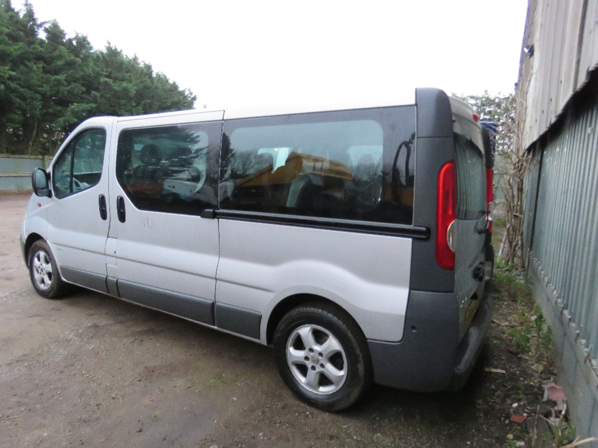 bid increment now £100 VAUXHALL VIVARO CDTI 9 SEATER MINIBUS REG: DU64 OOX. 207,193 REC MILES. - Image 3 of 10