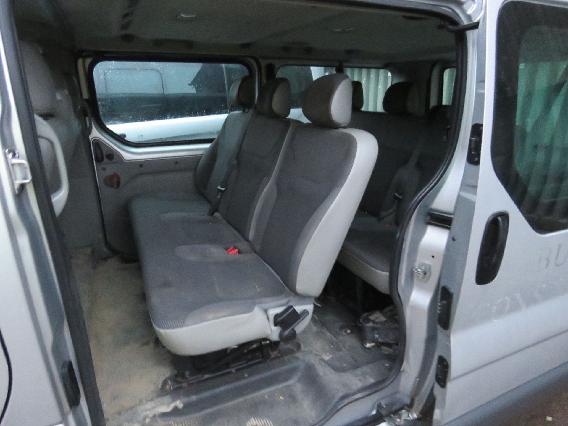 bid increment now £100 VAUXHALL VIVARO CDTI 9 SEATER MINIBUS REG: DU64 OOX. 207,193 REC MILES. - Image 6 of 10