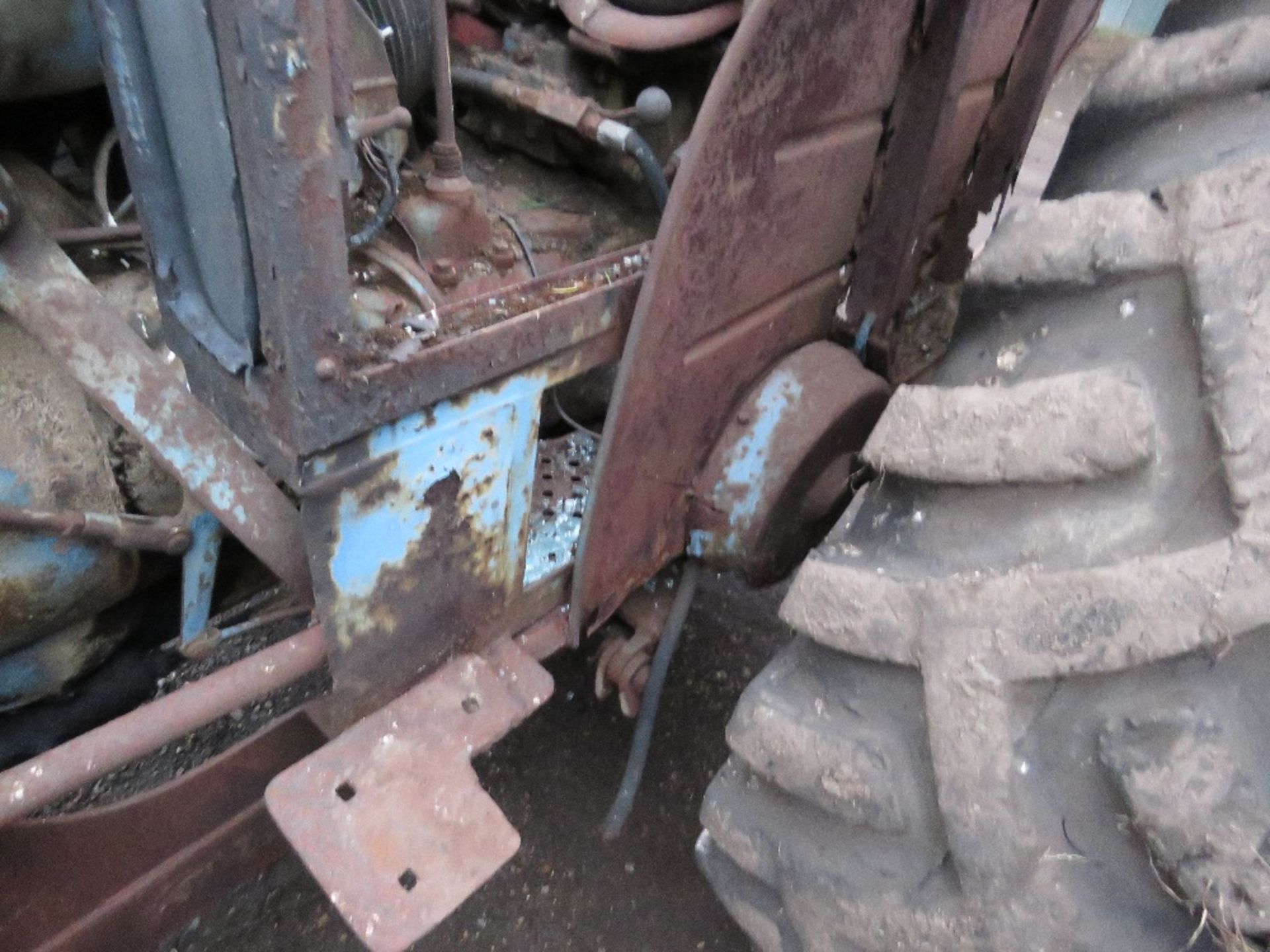 FORDSON POWER MAJOR TRACTOR WITH LOADER. NO LOG BOOK. BEEN STANDING FOR MANY YEARS. UNTESTED. THIS L - Image 6 of 10