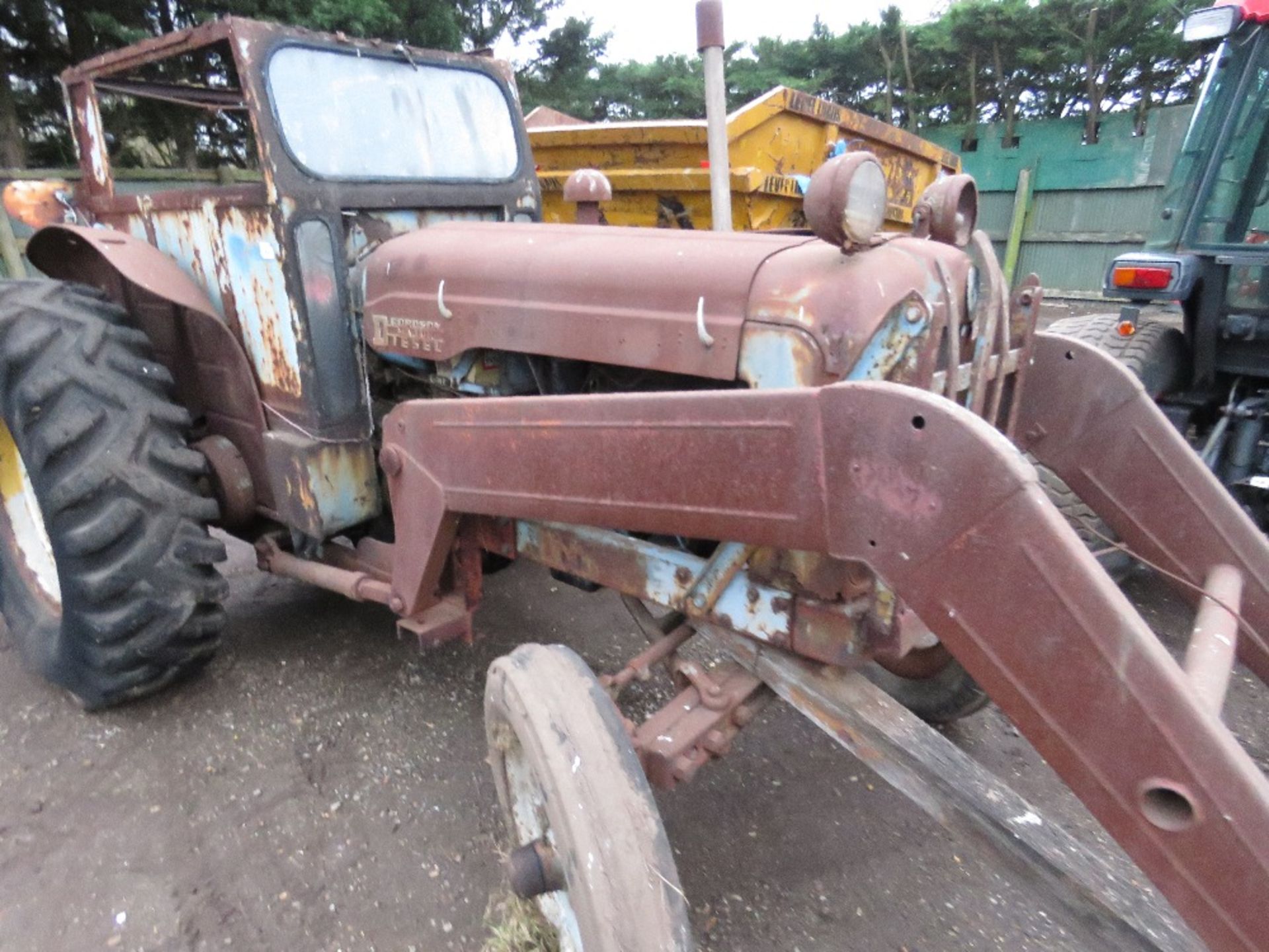 FORDSON POWER MAJOR TRACTOR WITH LOADER. NO LOG BOOK. BEEN STANDING FOR MANY YEARS. UNTESTED. THIS L - Image 9 of 10