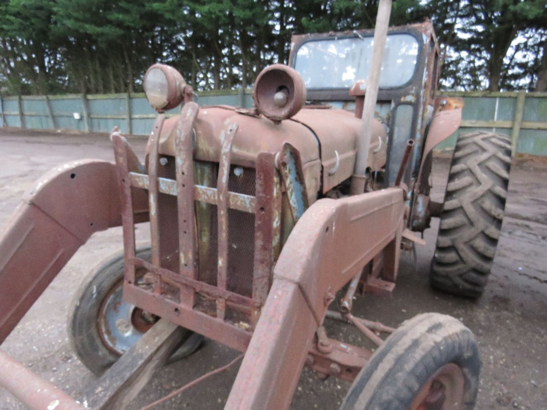 FORDSON POWER MAJOR TRACTOR WITH LOADER. NO LOG BOOK. BEEN STANDING FOR MANY YEARS. UNTESTED. THIS L - Image 8 of 10