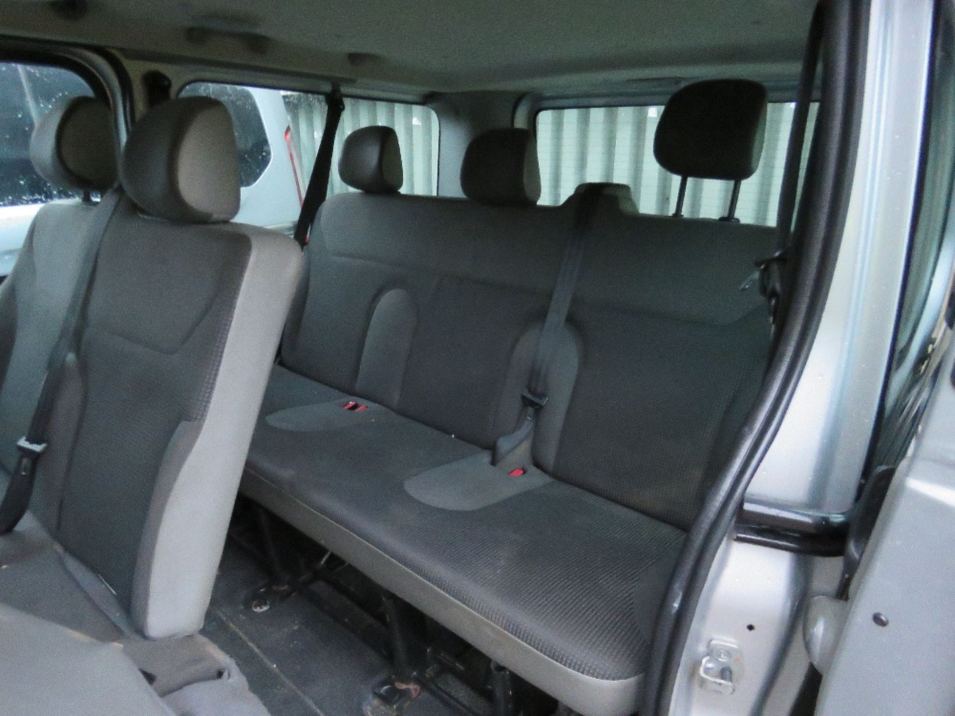 bid increment now £100 VAUXHALL VIVARO CDTI 9 SEATER MINIBUS REG: DU64 OOX. 207,193 REC MILES. - Image 7 of 10