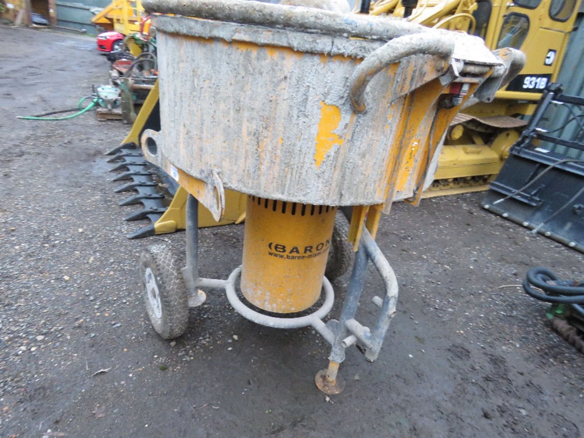 BARON 3PHASE FORCED ACTION TUB MIXER. DIRECT FROM LOCAL COMPANY BEING SURPLUS TO REQUIREMENTS. WORKI - Image 3 of 4