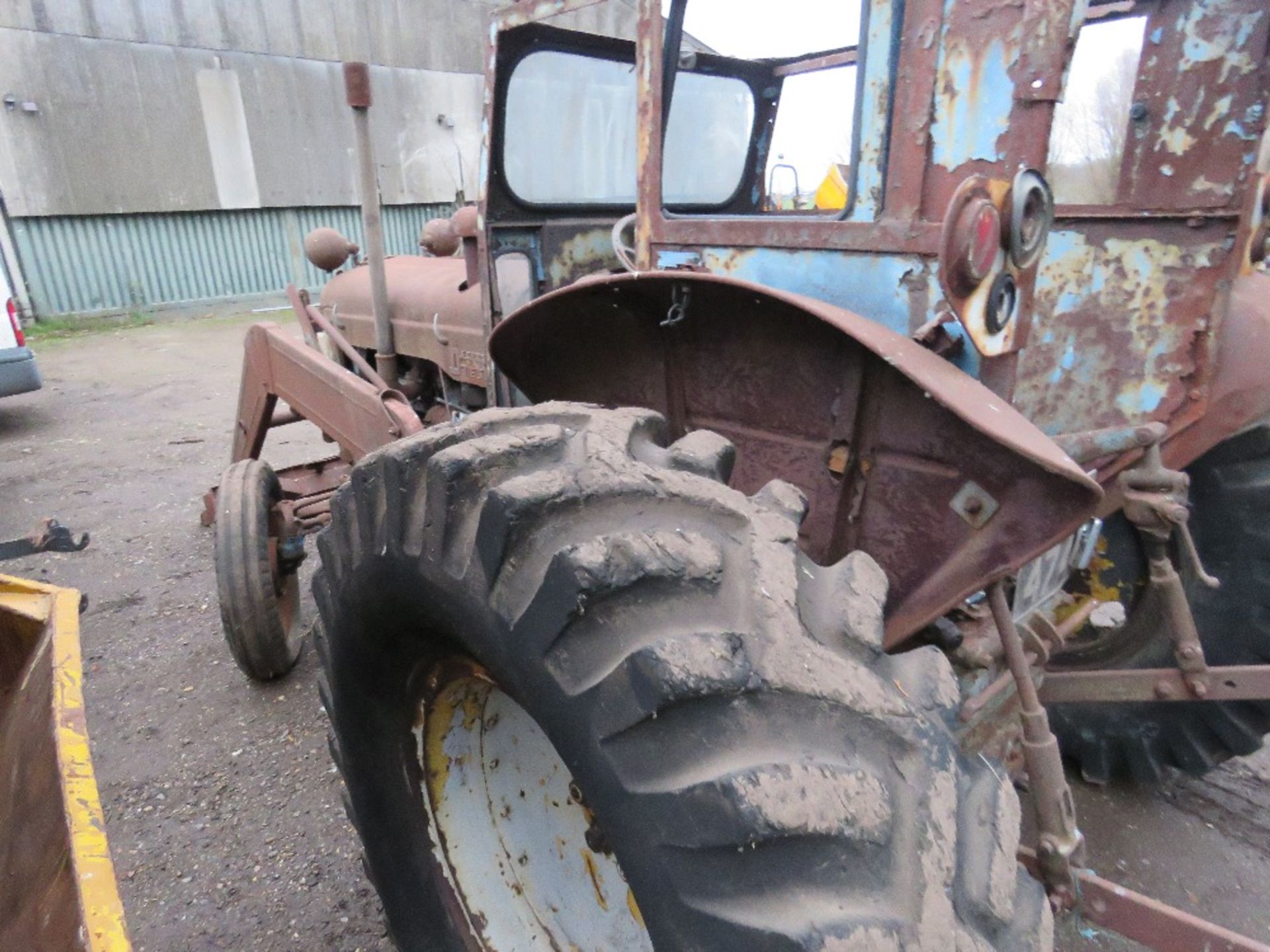 FORDSON POWER MAJOR TRACTOR WITH LOADER. NO LOG BOOK. BEEN STANDING FOR MANY YEARS. UNTESTED. THIS L - Image 4 of 10