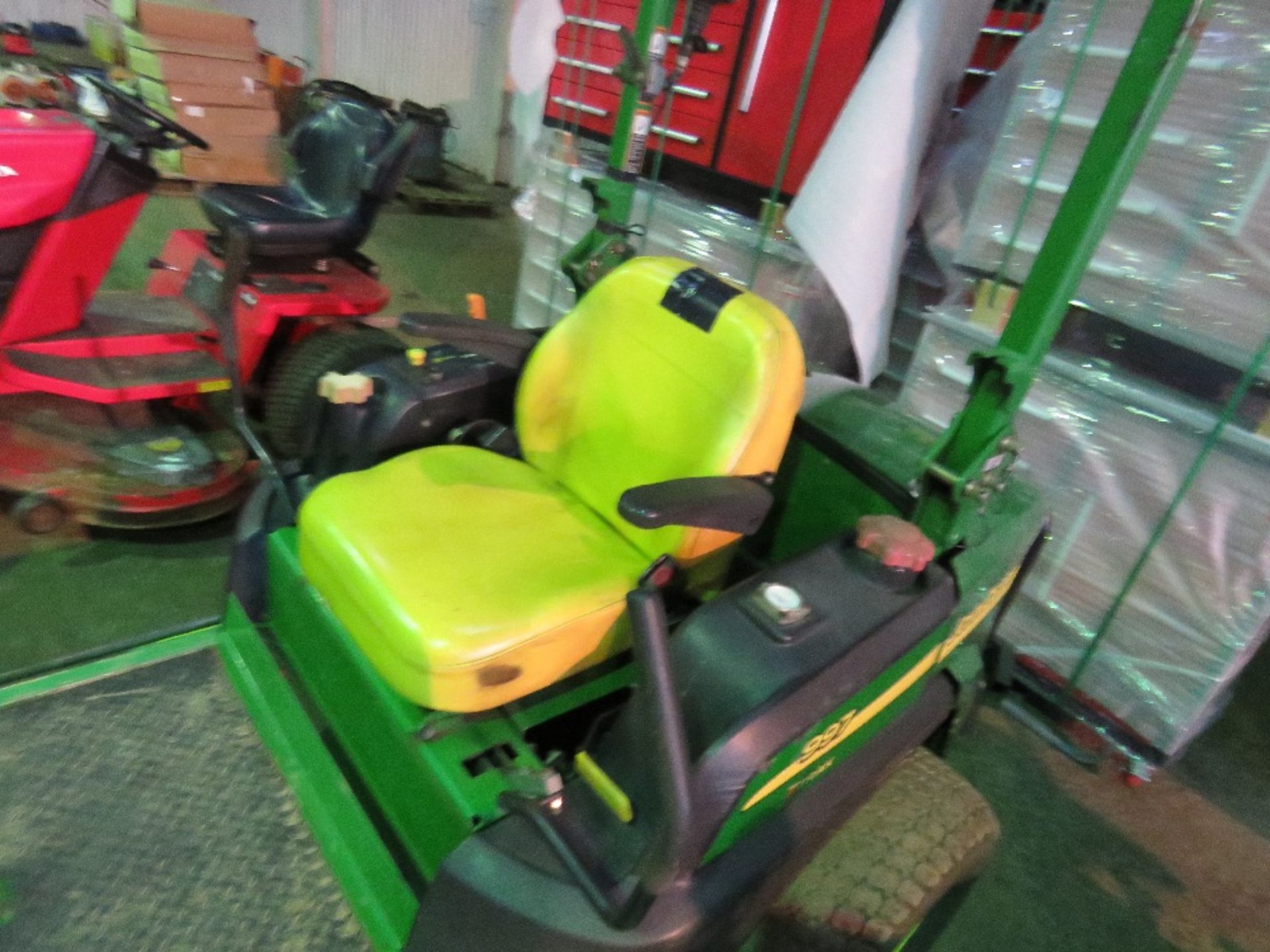 JOHN DEERE 997 Z TRAK PROFESSIONAL ZERO TURN RIDE ON MOWER, YEAR 2009 BUILD. 2547 REC HOURS. SN:TC99 - Image 4 of 6