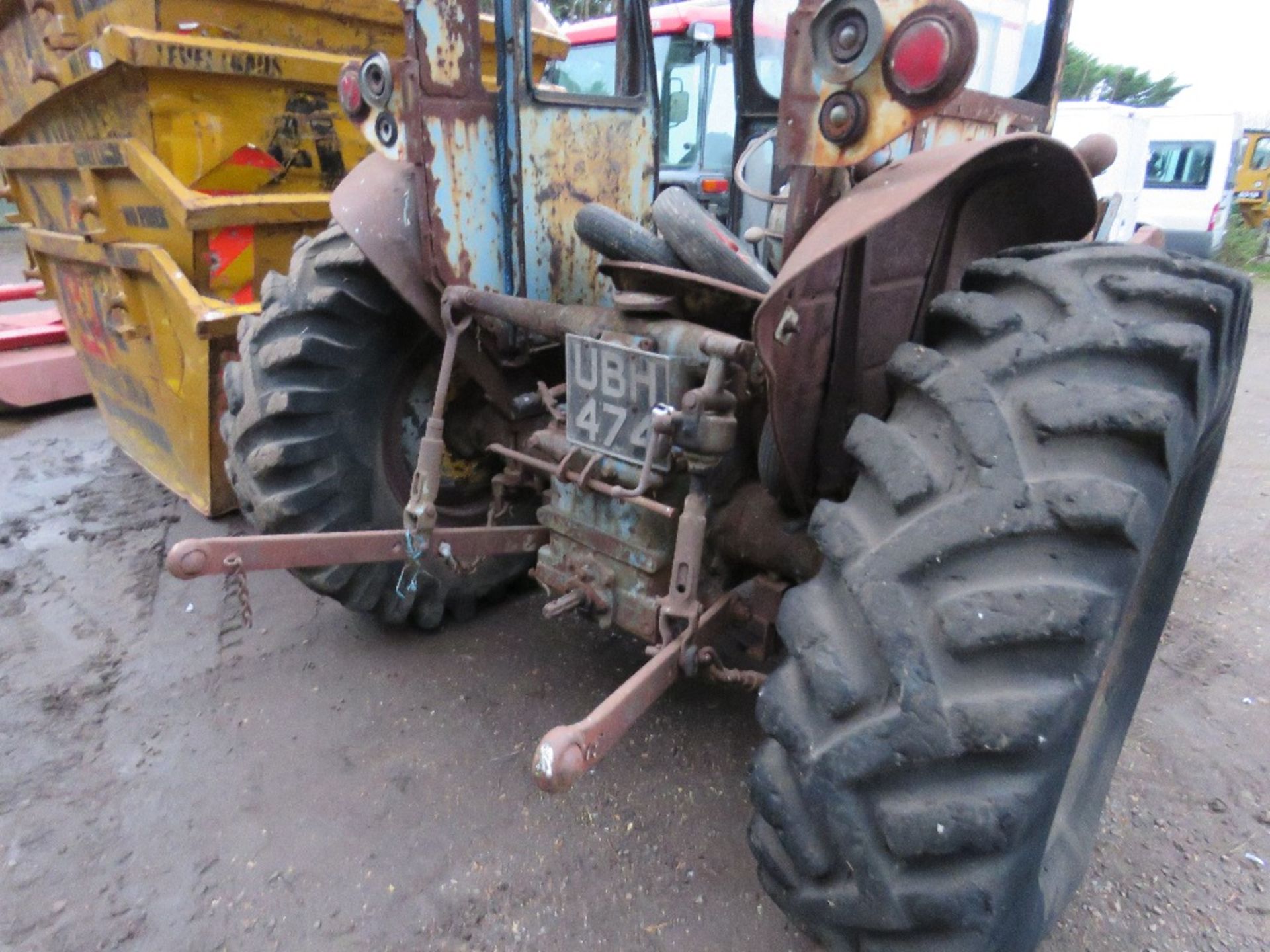 FORDSON POWER MAJOR TRACTOR WITH LOADER. NO LOG BOOK. BEEN STANDING FOR MANY YEARS. UNTESTED. THIS L - Image 2 of 10