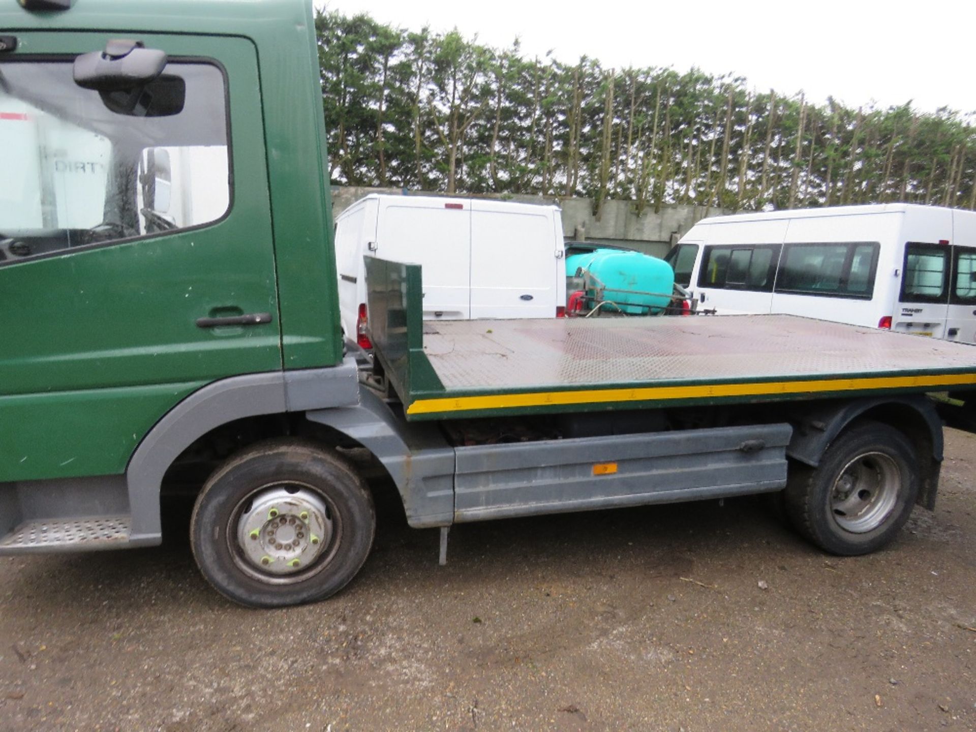 MERCEDES 7.5TONNE FLAT BED LORRY REG:GN55 NUP. MANUAL GEARBOX. STEEL CHEQUER PLATE BODY, 12FT LENGTH - Image 9 of 10