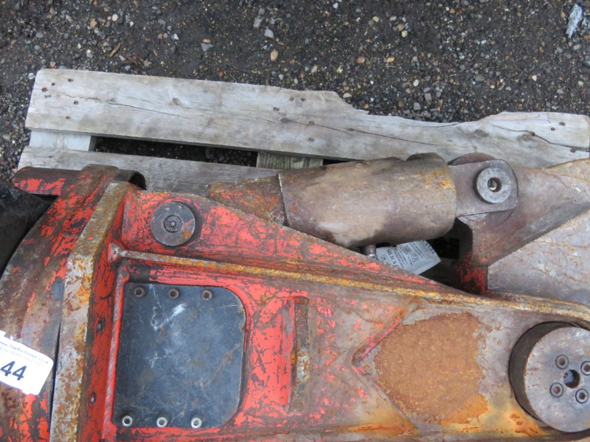 EXCAVATOR MOUNTED PULVERISER JAWS, ON 45MM PINNED BRACKET. - Image 5 of 5