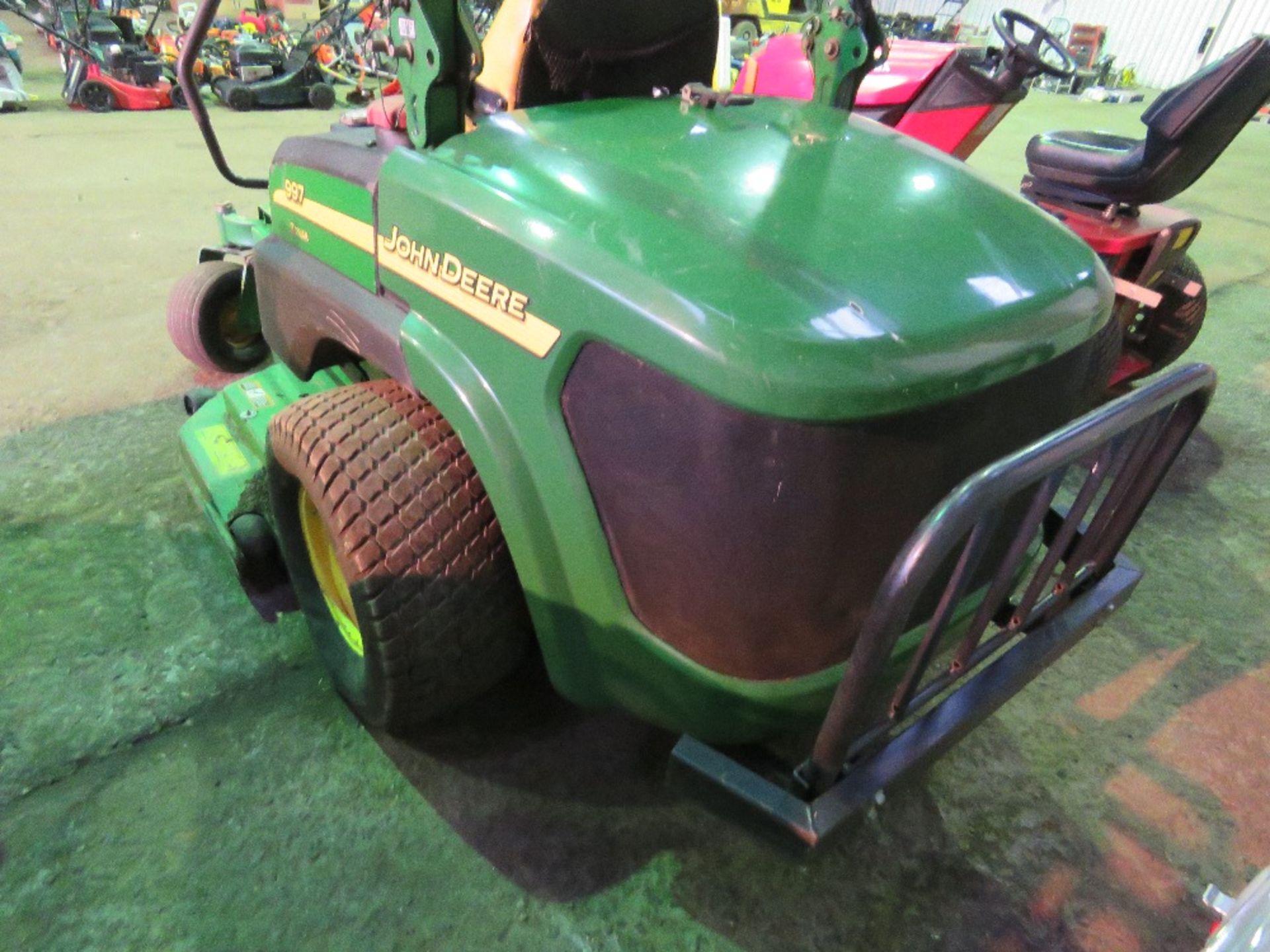 JOHN DEERE 997 Z TRAK PROFESSIONAL ZERO TURN RIDE ON MOWER, YEAR 2009 BUILD. 2547 REC HOURS. SN:TC99 - Image 5 of 6