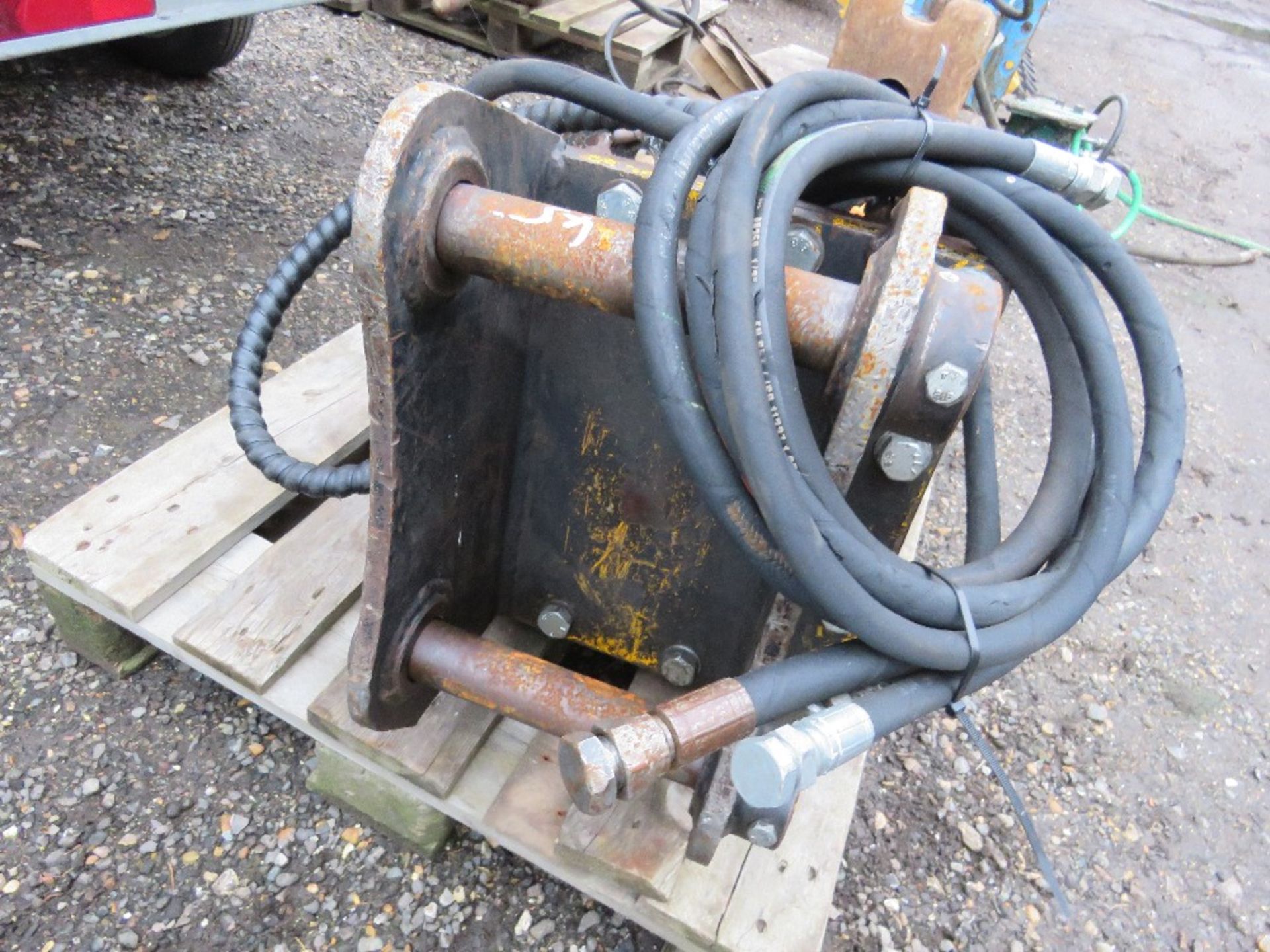 EXCAVATOR MOUNTED PULVERISER JAWS, ON 45MM PINNED BRACKET. - Image 4 of 5