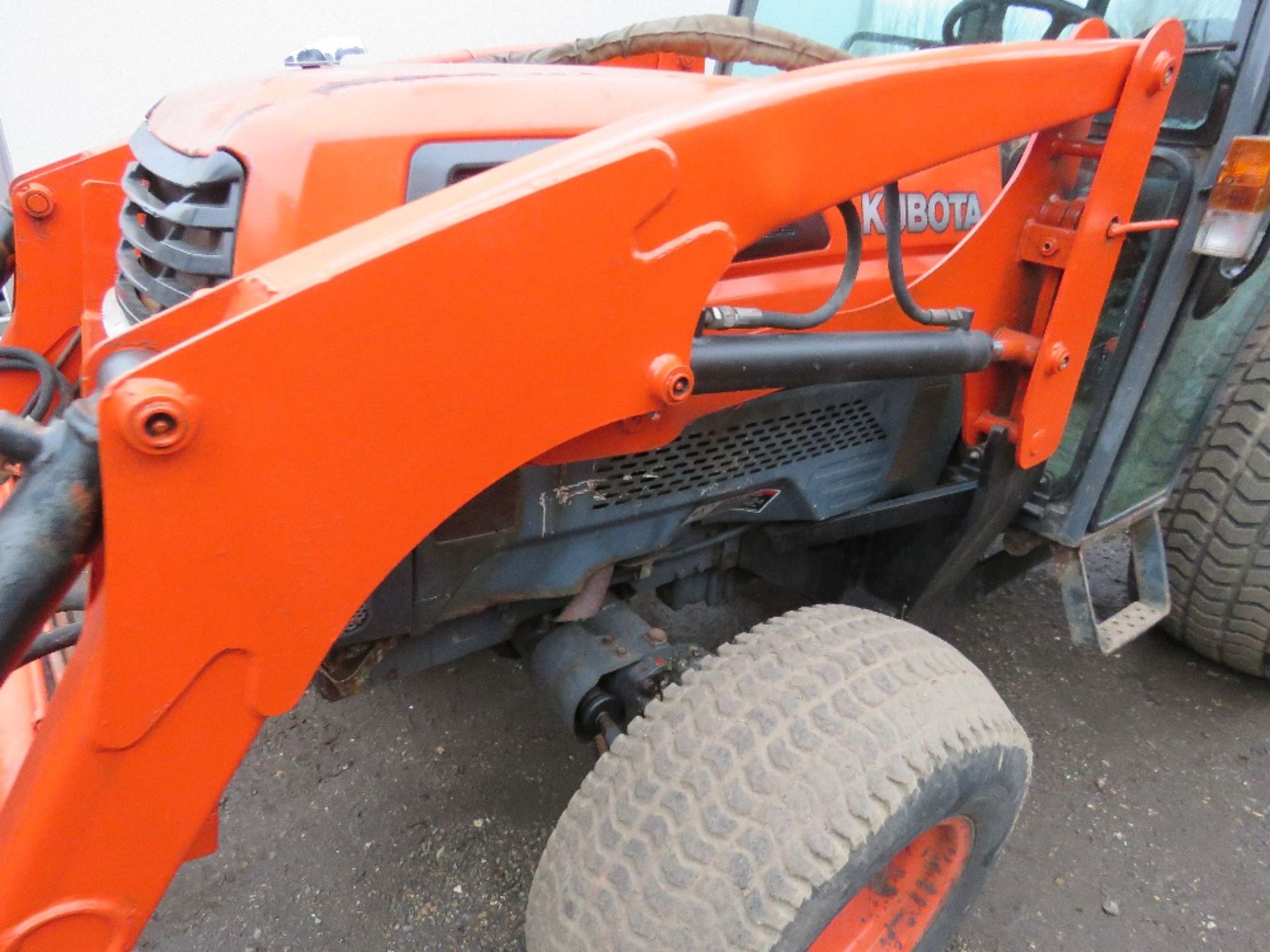 KUBOTA L5030 4WD TRACTOR WITH LOADER AND BUCKET. REG:PO55 KVU (LOG BOOK TO APPLY FOR). SN:37647. WHE - Image 4 of 16