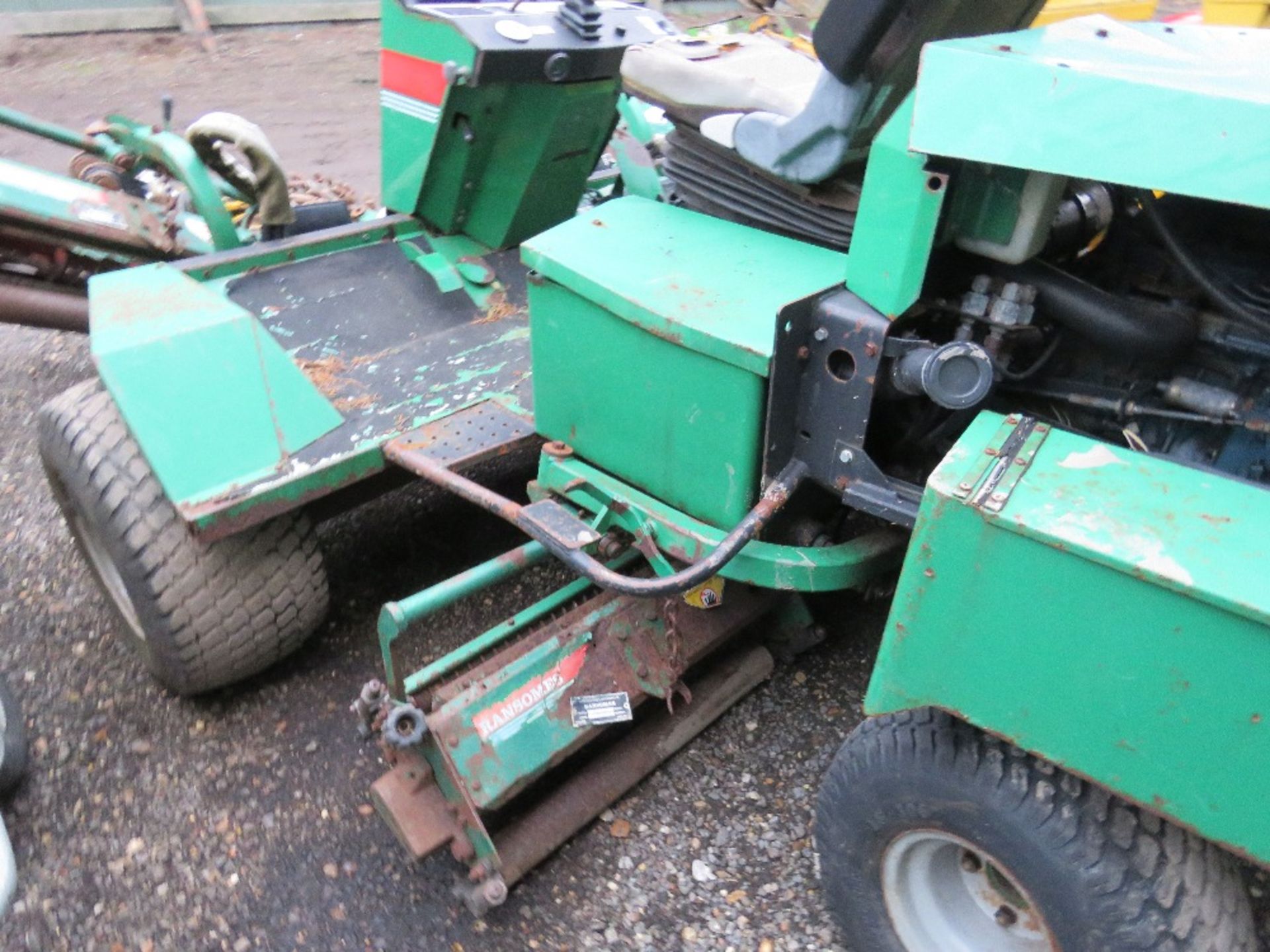 RANSOMES 5 GANG FAIRWAY 300 MOWER. KUBOTA 4 CYLINDER DIESEL ENGINE. - Image 5 of 8