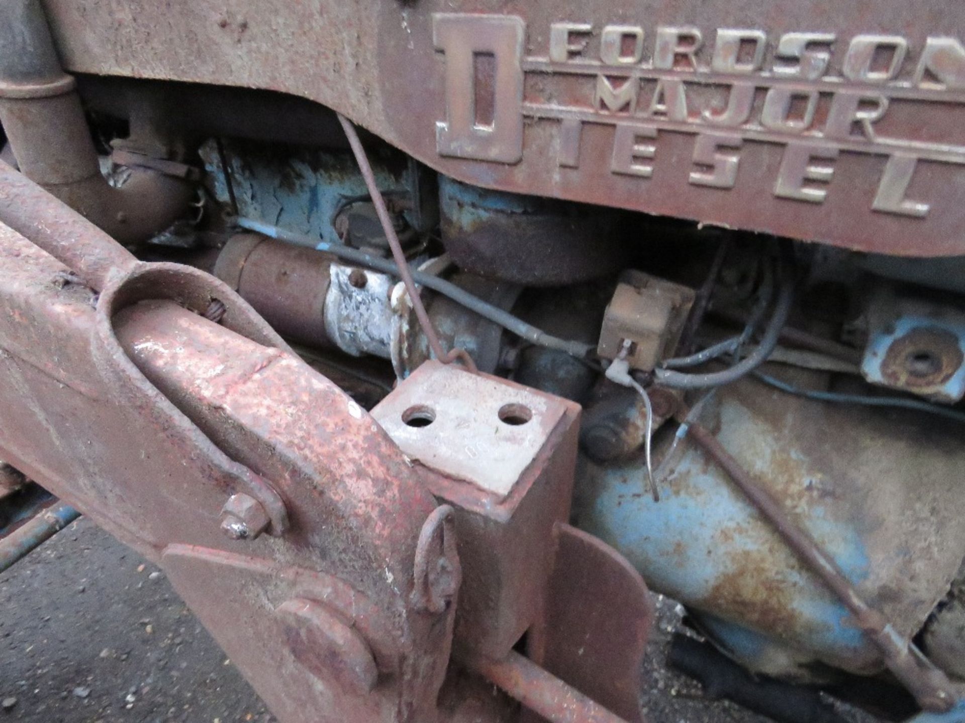 FORDSON POWER MAJOR TRACTOR WITH LOADER. NO LOG BOOK. BEEN STANDING FOR MANY YEARS. UNTESTED. THIS L - Image 7 of 10
