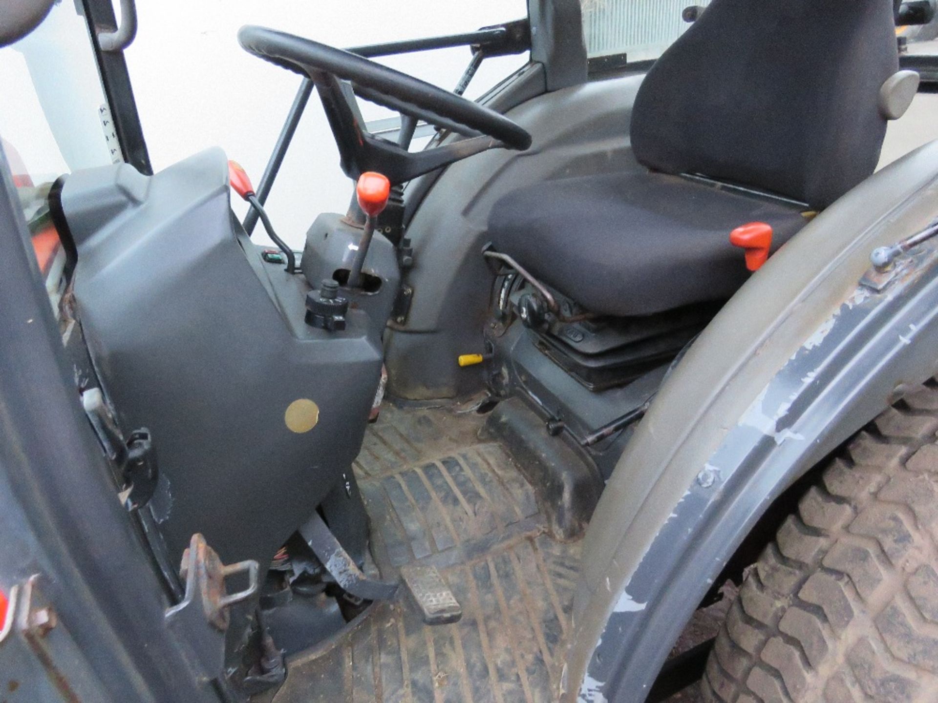 KUBOTA L5030 4WD TRACTOR WITH LOADER AND BUCKET. REG:PO55 KVU (LOG BOOK TO APPLY FOR). SN:37647. WHE - Image 7 of 16