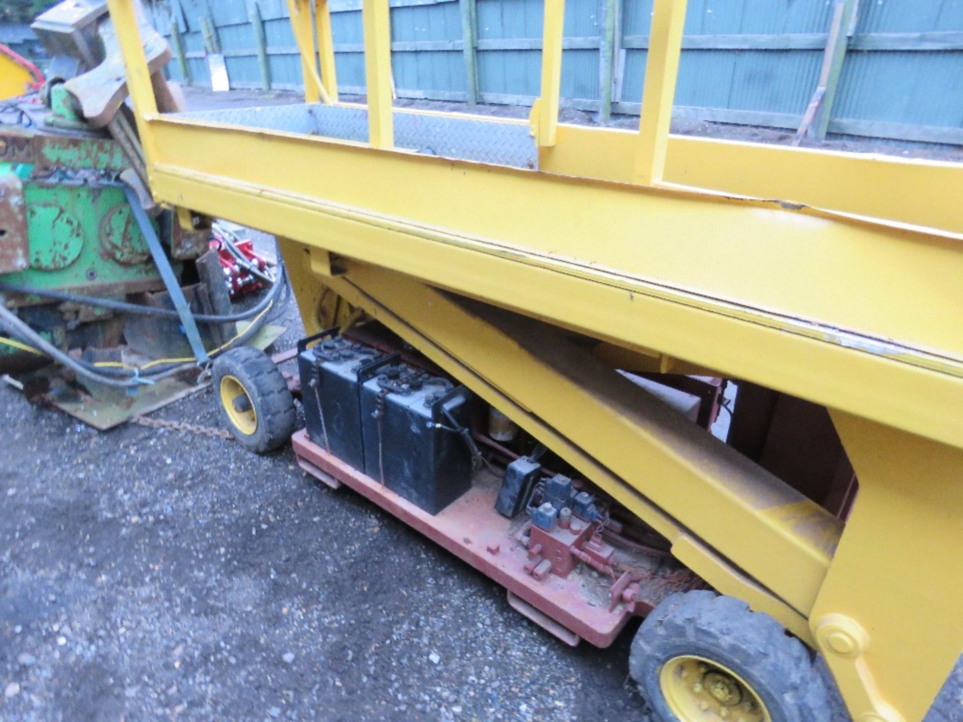 GENIE V18/32 BATTERY POWERED ACCESS PLATFORM. WHEN TESTED WAS SEEN DRIVE, STEER AND LIFT AND LOWER. - Image 6 of 6