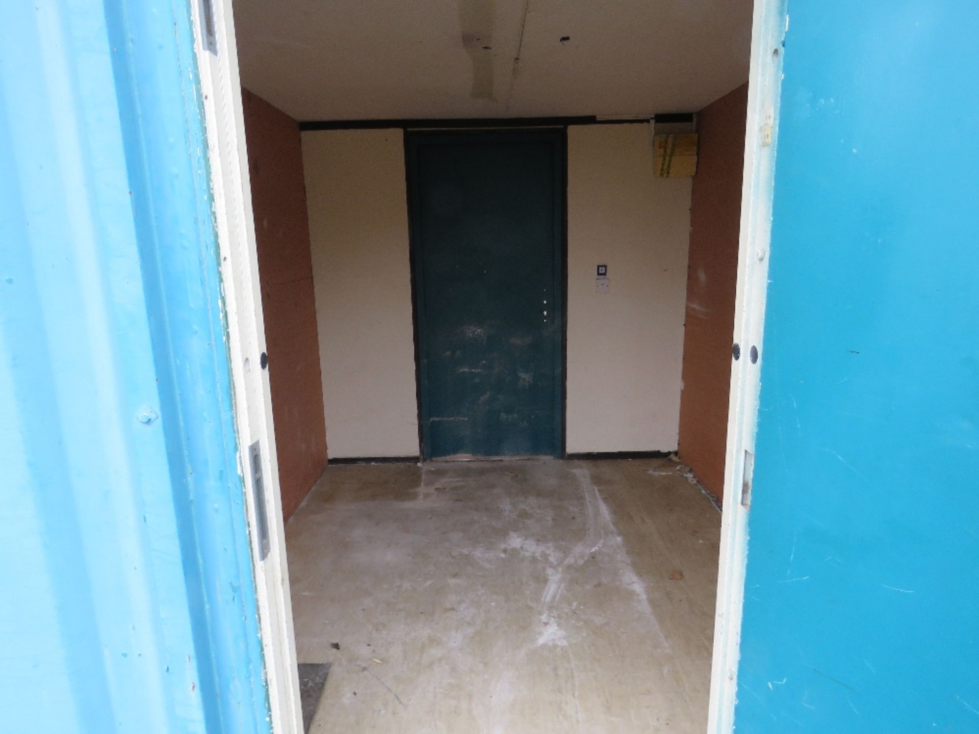 SECURE PORTABLE SITE OFFICE, 32FT X 10FT WITH 2 X MID DOORS, WINDOWS WITH SHUTTERS. NO KEYS/HANDLES - Image 3 of 7