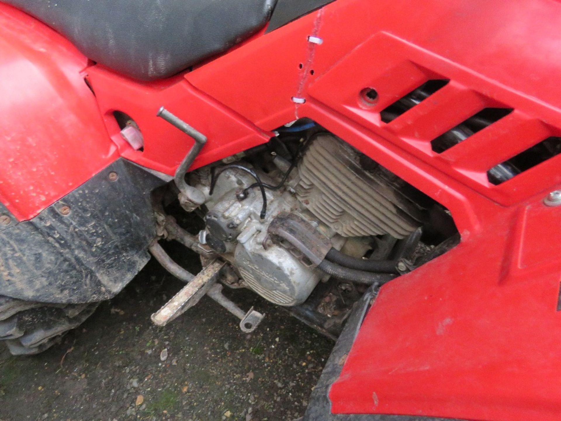 HONDA 2WD QUAD BIKE, RECENT TYRE REPLACEMENT. WHEN TESTED WAS SEEN TO START, DRIVE AND STEER, BRAKES - Image 5 of 8