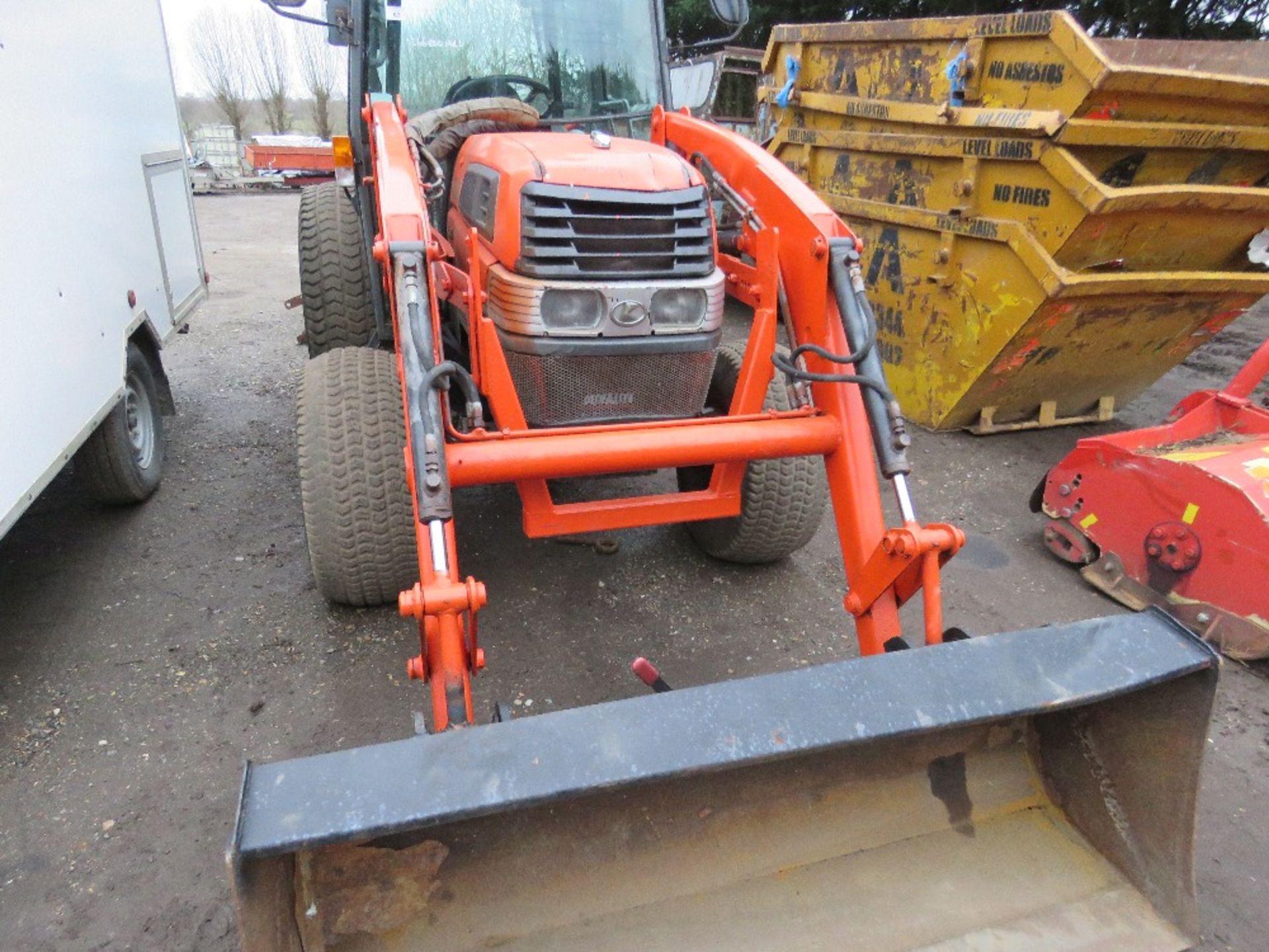 KUBOTA L5030 4WD TRACTOR WITH LOADER AND BUCKET. REG:PO55 KVU (LOG BOOK TO APPLY FOR). SN:37647. WHE - Image 2 of 16