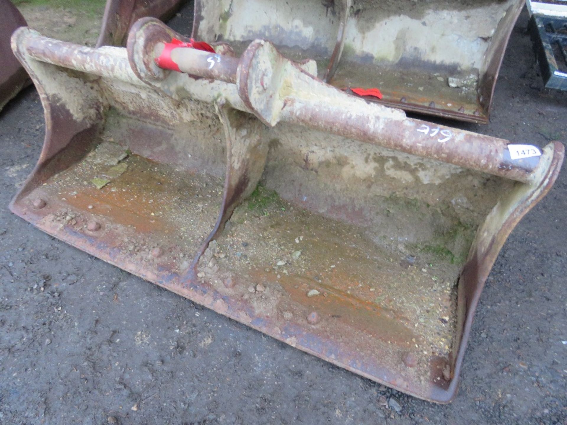 EXCAVATOR GRADING BUCKET: 6FT WIDTH APPROX, WITH 65MM PINS.