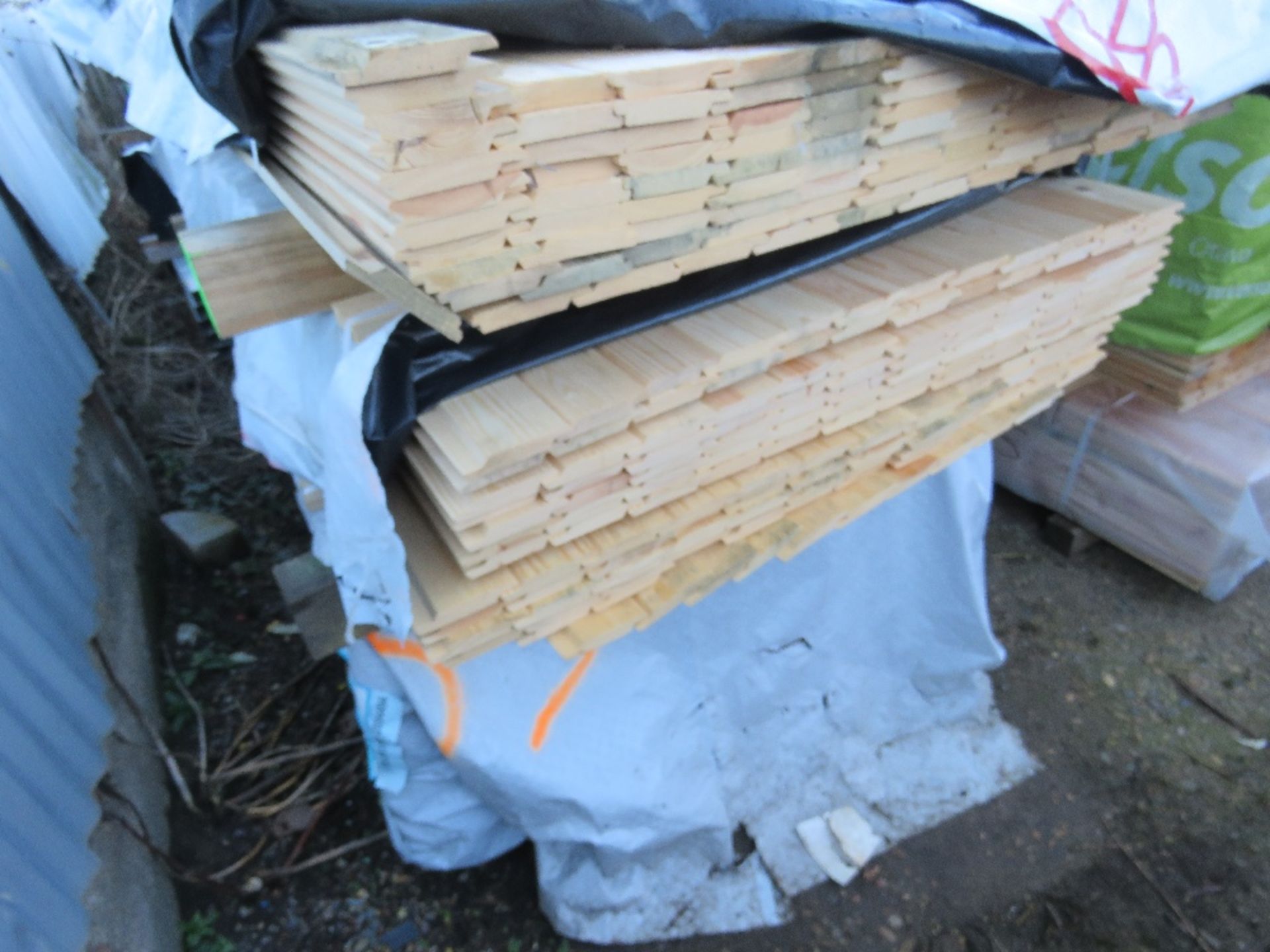 STACK CONTAINING 3 BUNDLES OF UNTREATED SHIPLAP TIMBER FENCE CLADDING BOARDS. SIZE: 1.75-2.1M LE - Image 2 of 5