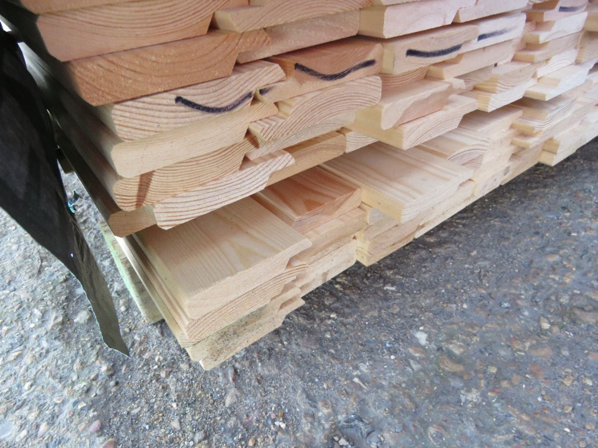 STACK OF 4NO BUNDLES OF UNTREATED SHIPLAP TIMBER FENCE CLADDING BOARDS. SIZE: 1.4-1.83M LENGTH X - Image 5 of 6