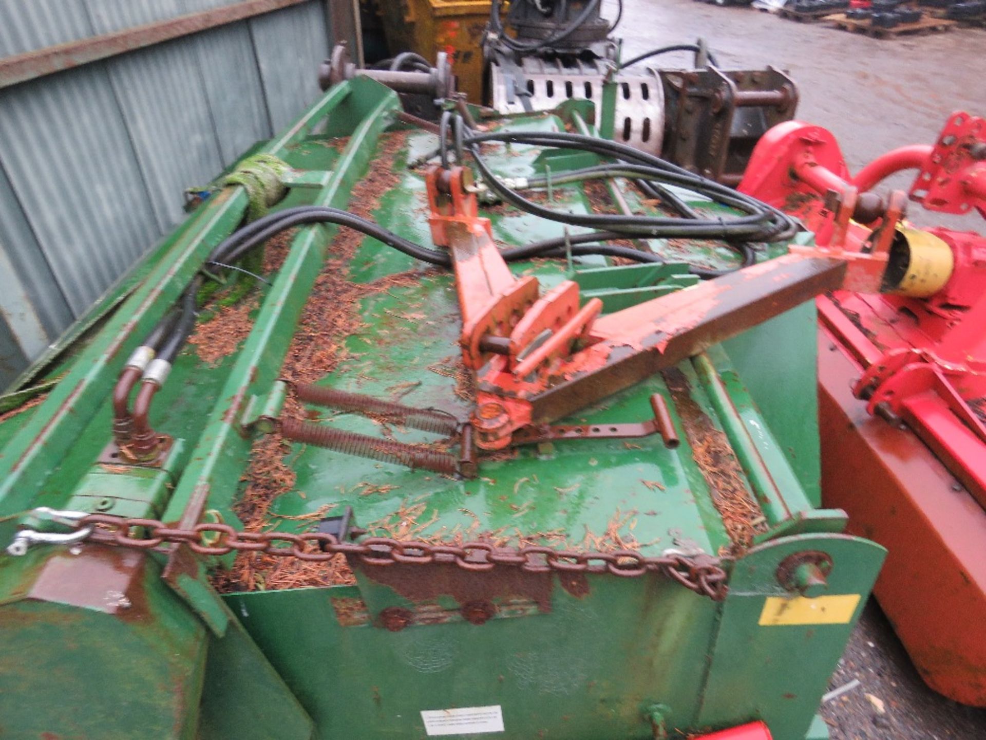 SUTON / GURNEY REEVE 2.2M WIDE HYDRAULIC POWERED YARD BRUSH WITH COLLECTOR AND GUTTER BRUSH. YEAR 20 - Image 5 of 7