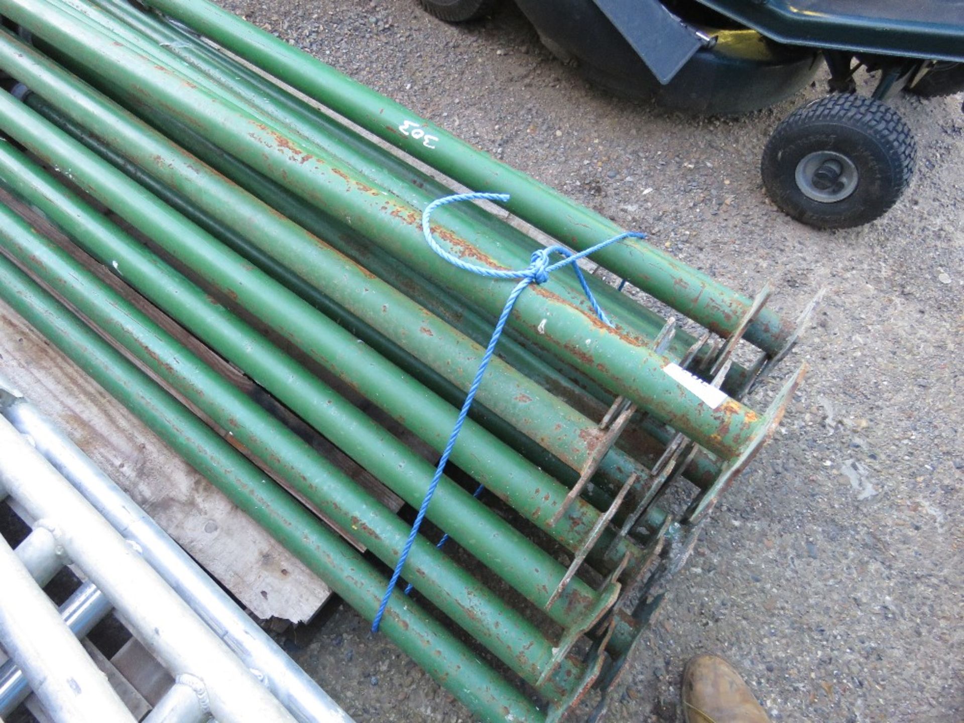 PALLET CONTAINING APPROXIMATELY 20 X ACROW TYPE SUPPORT PROPS. - Image 3 of 5