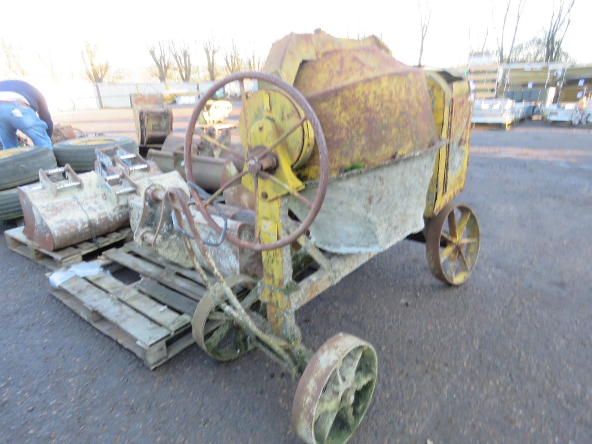 DIESEL HANDLE START CEMENT MIXER. - Image 5 of 5