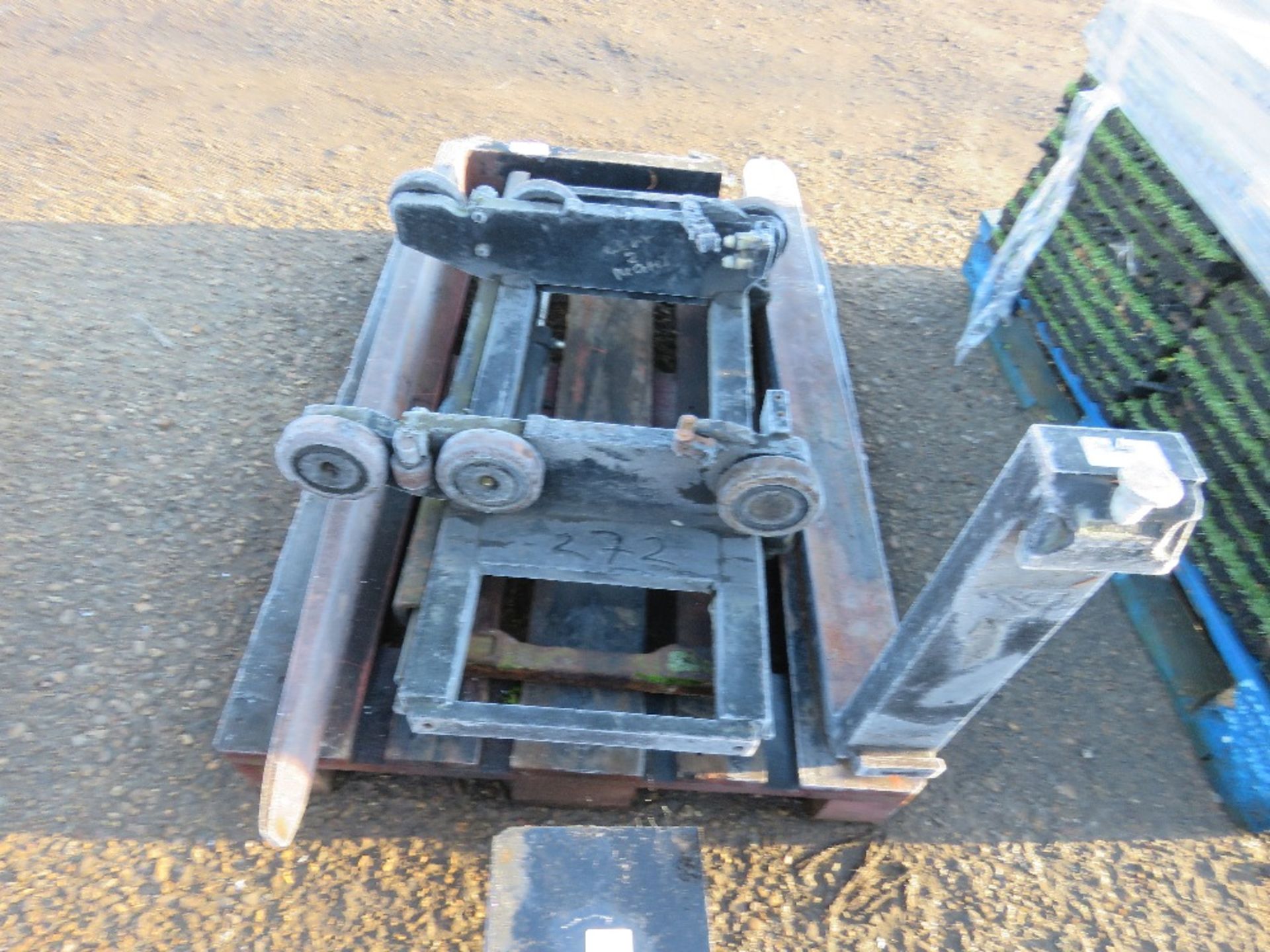 FORKLIFT TRUCK CARRIAGE AND FORK ASSEMBLY. - Image 3 of 3