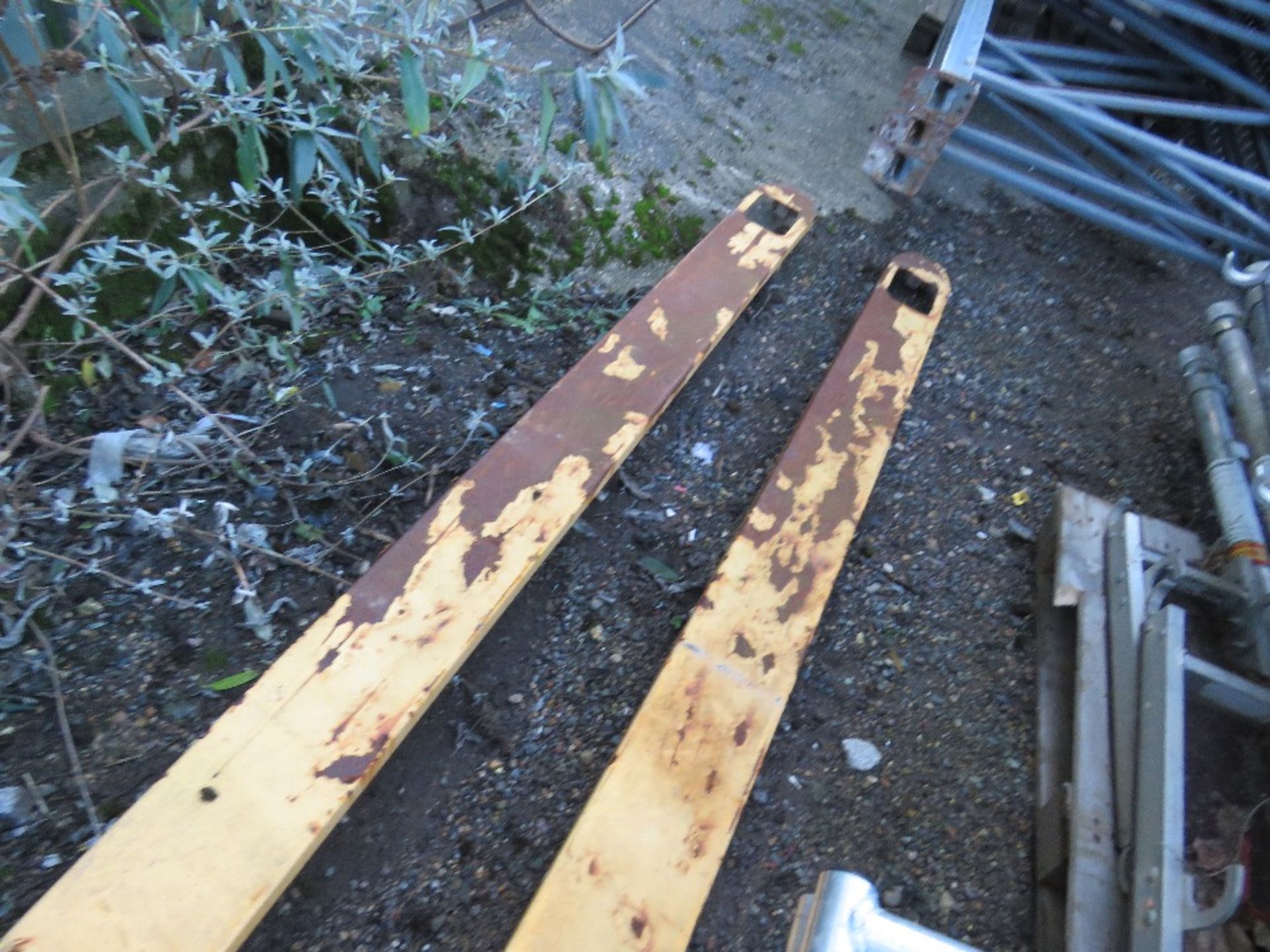 LONG BLADED PALLET TRUCK FOR BOARDS ETC WHEEL MISSING ON FRONT. - Image 3 of 3