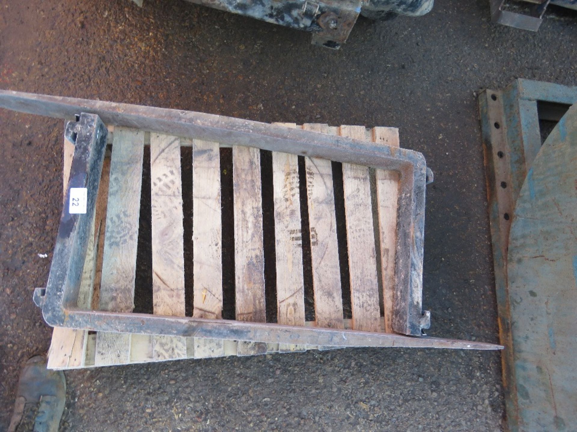 PAIR OF FORKLIFT TINES.