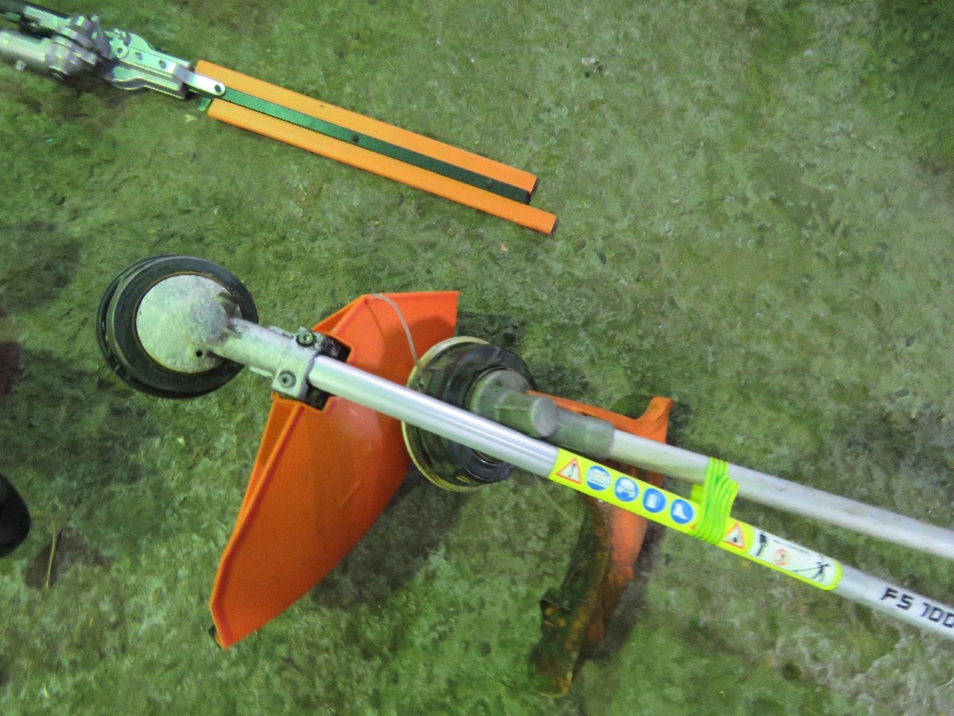2 X STIHL PETROL ENGINED STRIMMERS: ONE HAS A BENT/DAMAGED SHAFT. THIS LOT IS SOLD UNDER THE AUCTION - Image 4 of 4