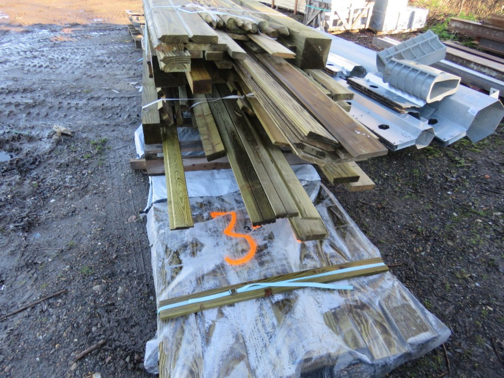 STACK OF ASSORTED FENCING TIMBERS, RAILS AND POSTS ETC. - Image 2 of 4