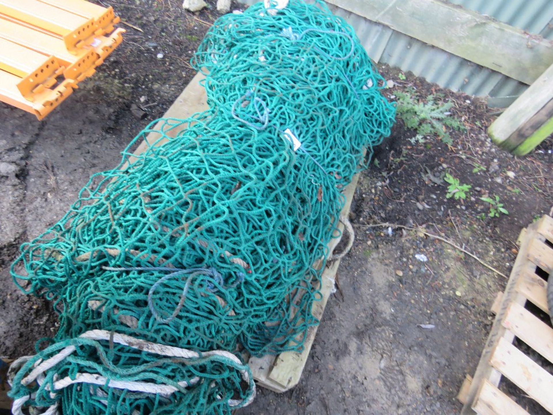 VERY LARGE SIZED SAFTEY / CARGO NET. THIS LOT IS SOLD UNDER THE AUCTIONEERS MARGIN SCHEME, THEREFORE - Image 2 of 2