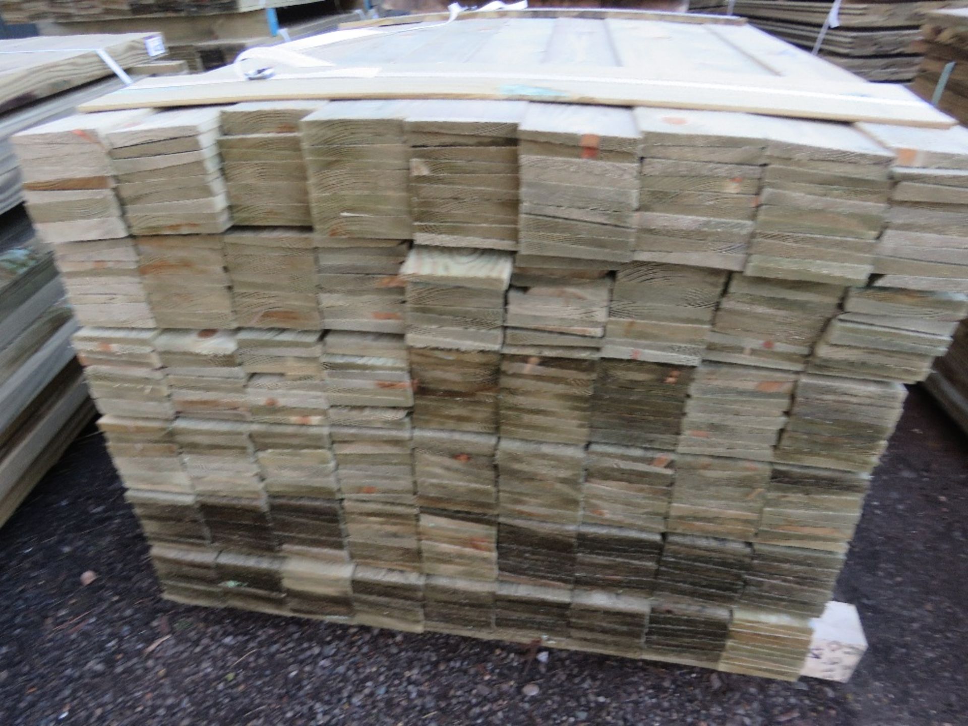 LARGE PACK OF TREATED FEATHER EDGE FENCE CLADDING TIMBER BOARDS. SIZE: 1.2M LENGTH X 10CM WITH APPRO - Image 2 of 3