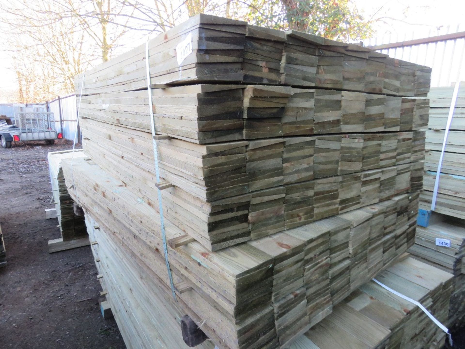 LARGE PACK OF TREATED FEATHER EDGE FENCE CLADDING TIMBER BOARDS. SIZE: 1.5M LENGTH X 10CM WIDTH APPR