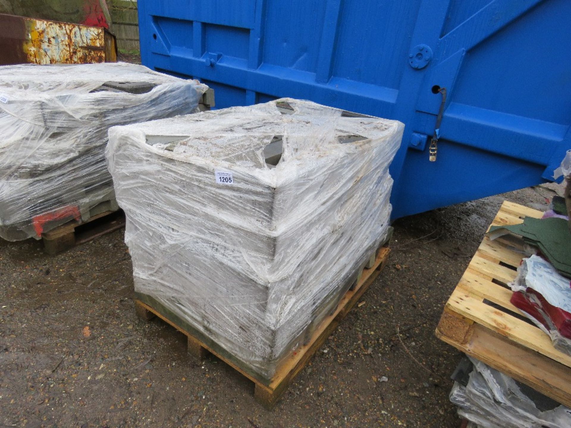 PALLET OF HERAS TYPE TEMPORARY FENCE BASES / BLOCKS.