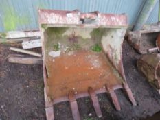 EXCAVATOR BUCKET: 4FT WIDTH APPROX, WITH 65MM PINS.