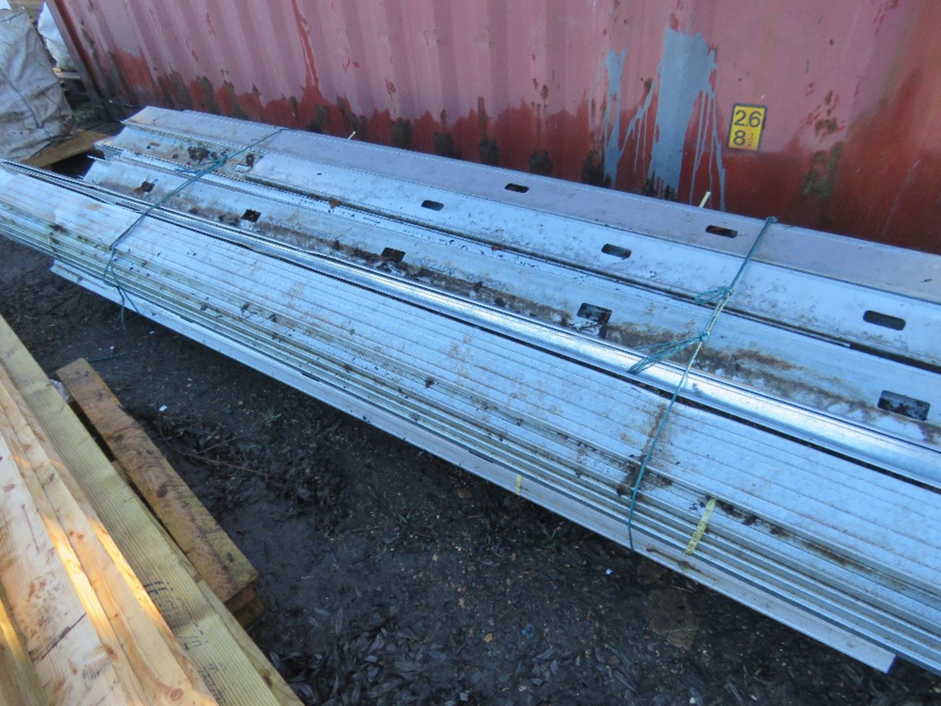 LARGE QUANTITY OF METAL PARTITIONING TRUNKING / CHANNELS. - Image 5 of 5