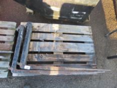 PAIR OF FORKLIFT TINES.