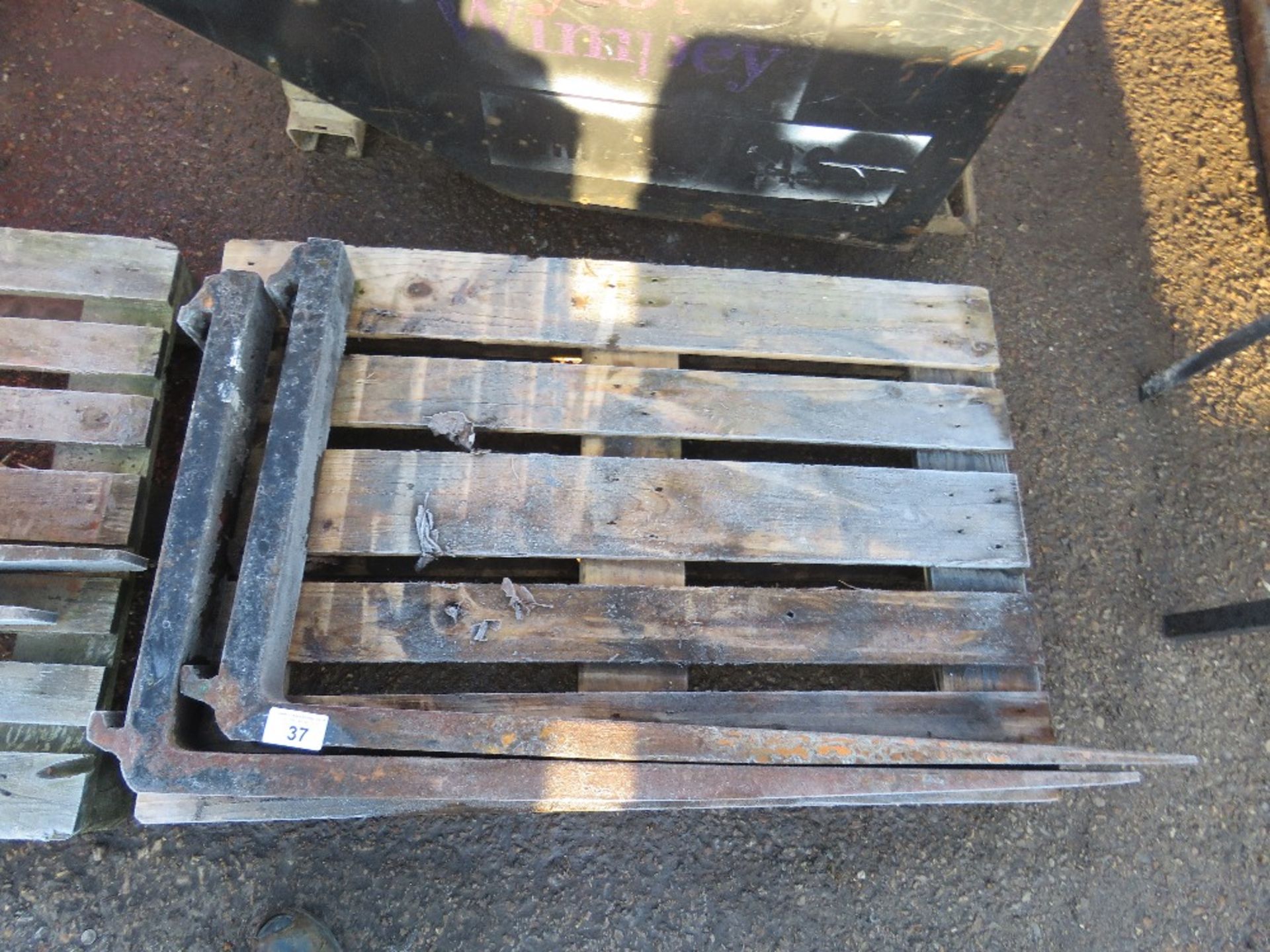 PAIR OF FORKLIFT TINES.