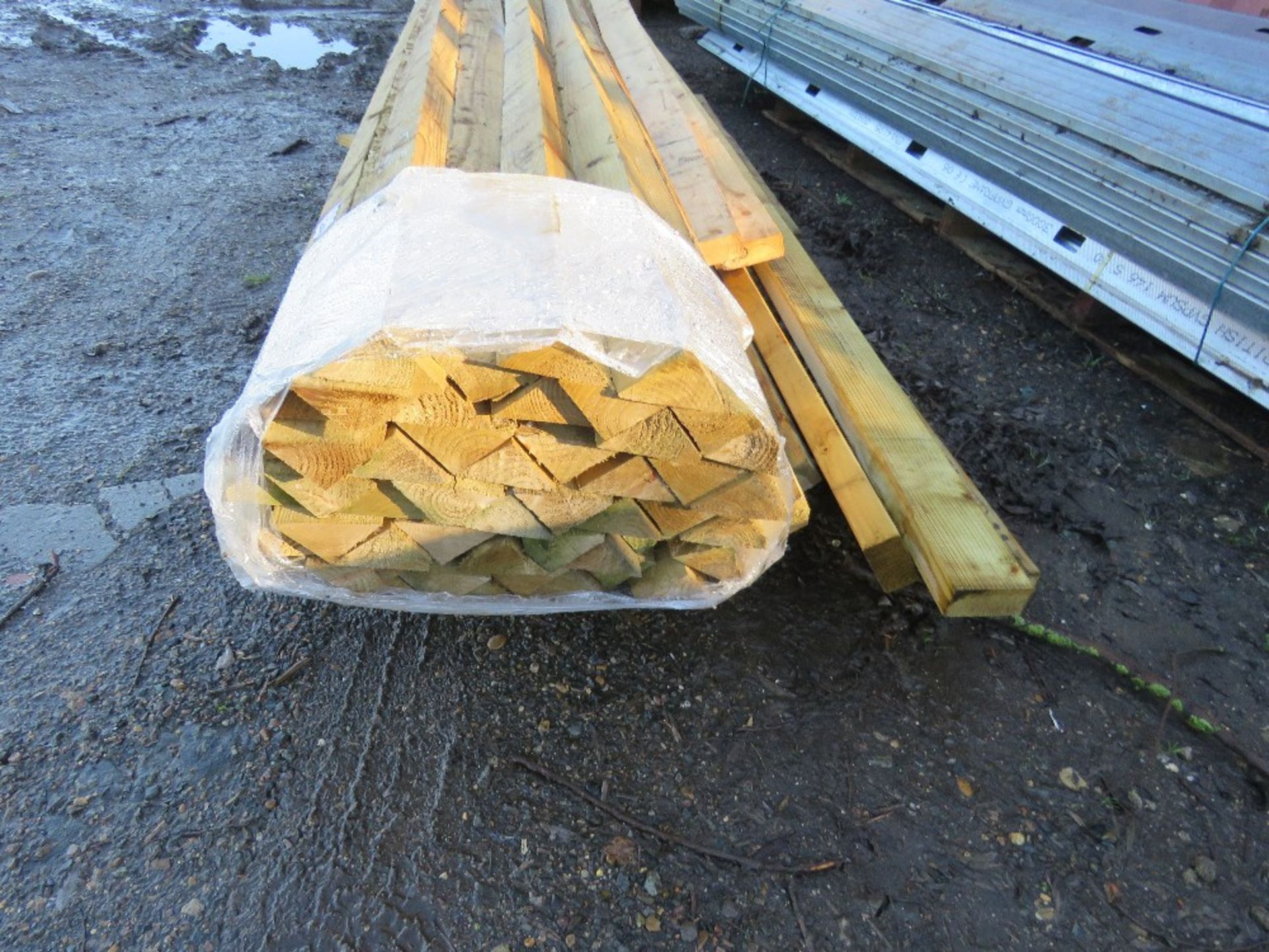 PALLET OF TRIANGLE PROFILED FENCING RAILS @ 12FT APPROX. PLUS SOME OTHER CONSTRUCTION TIMBERS. THIS - Image 2 of 3