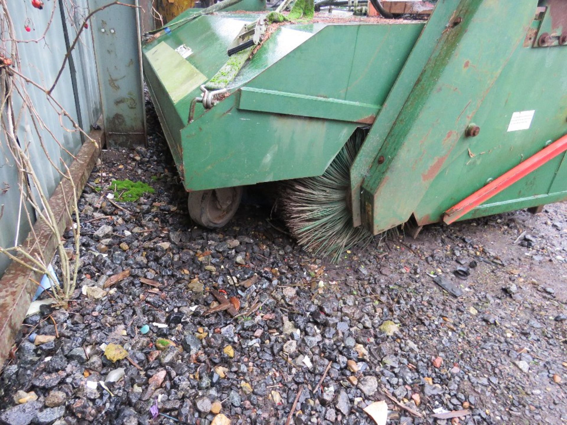 SUTON / GURNEY REEVE 2.2M WIDE HYDRAULIC POWERED YARD BRUSH WITH COLLECTOR AND GUTTER BRUSH. YEAR 20 - Image 3 of 7