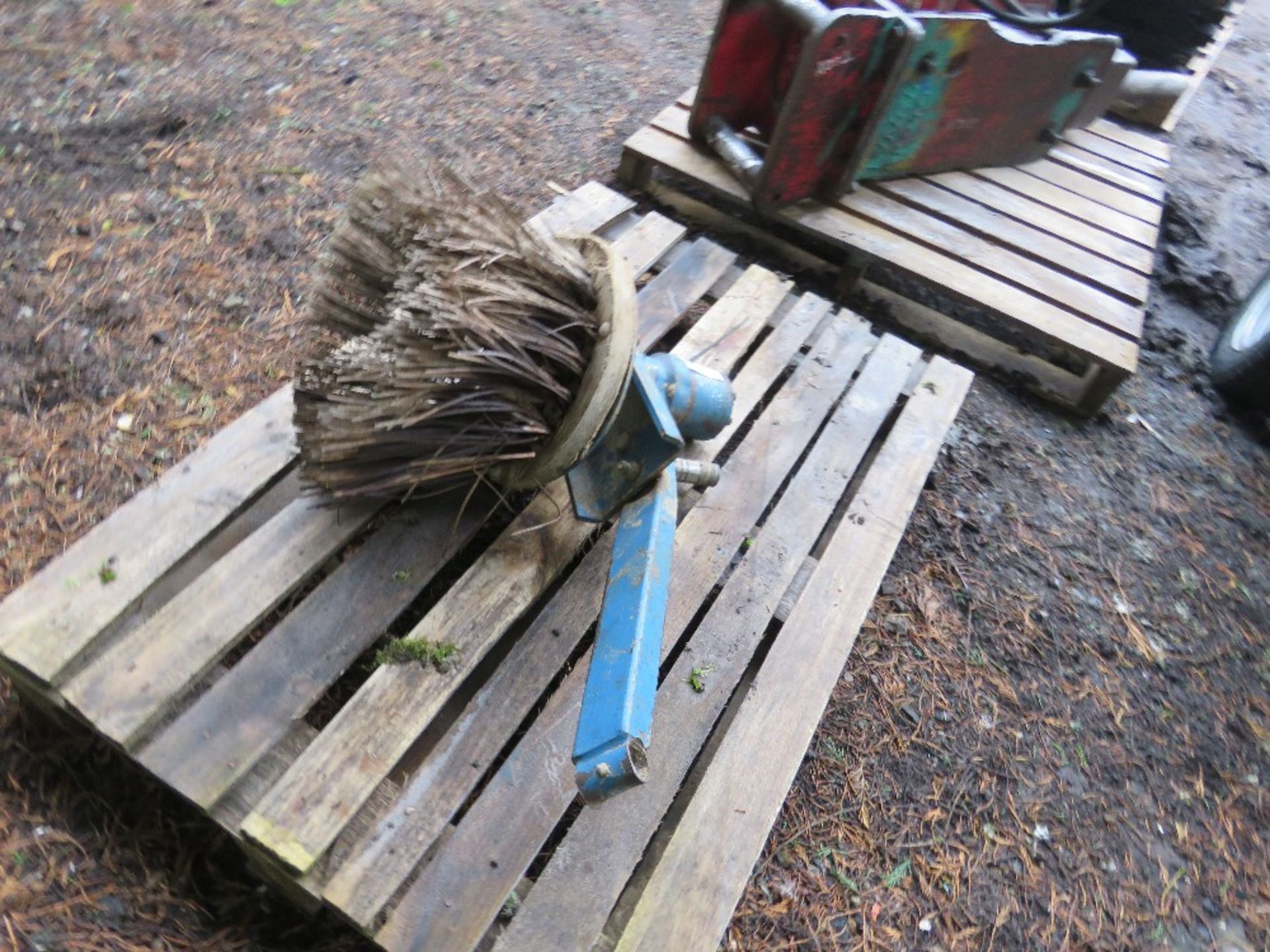 HYDRAULIC POWERED GUTTER BRUSH FOR SWEEPER. - Image 2 of 3