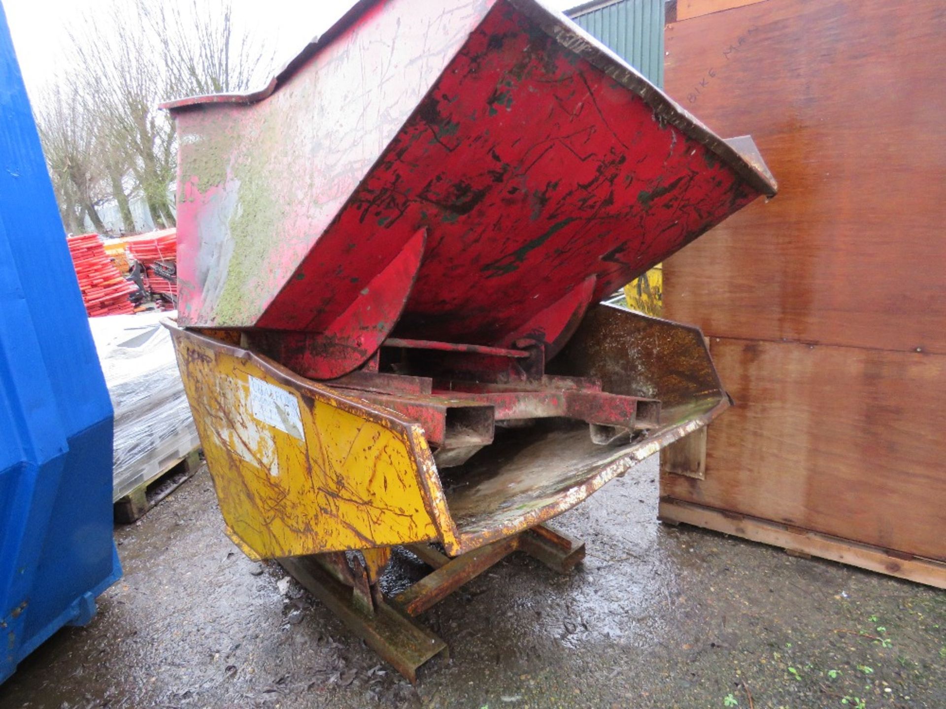 2 X FORKLIFT MOUNTED TIPPING SKIPS, YELLOW AND RED. THIS LOT IS SOLD UNDER THE AUCTIONEERS MARGIN SC - Image 5 of 5