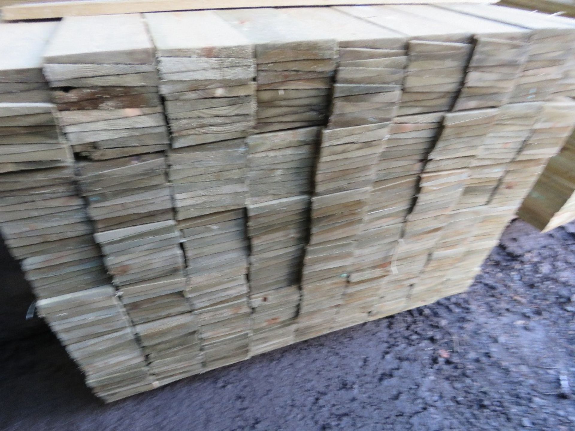 LARGE PACK OF FEATHER EDGE PRESSURE TREATED FENCE CLADDING TIMBER BOARDS. 1.8M LENGTH X 100MM WIDTH - Image 2 of 3